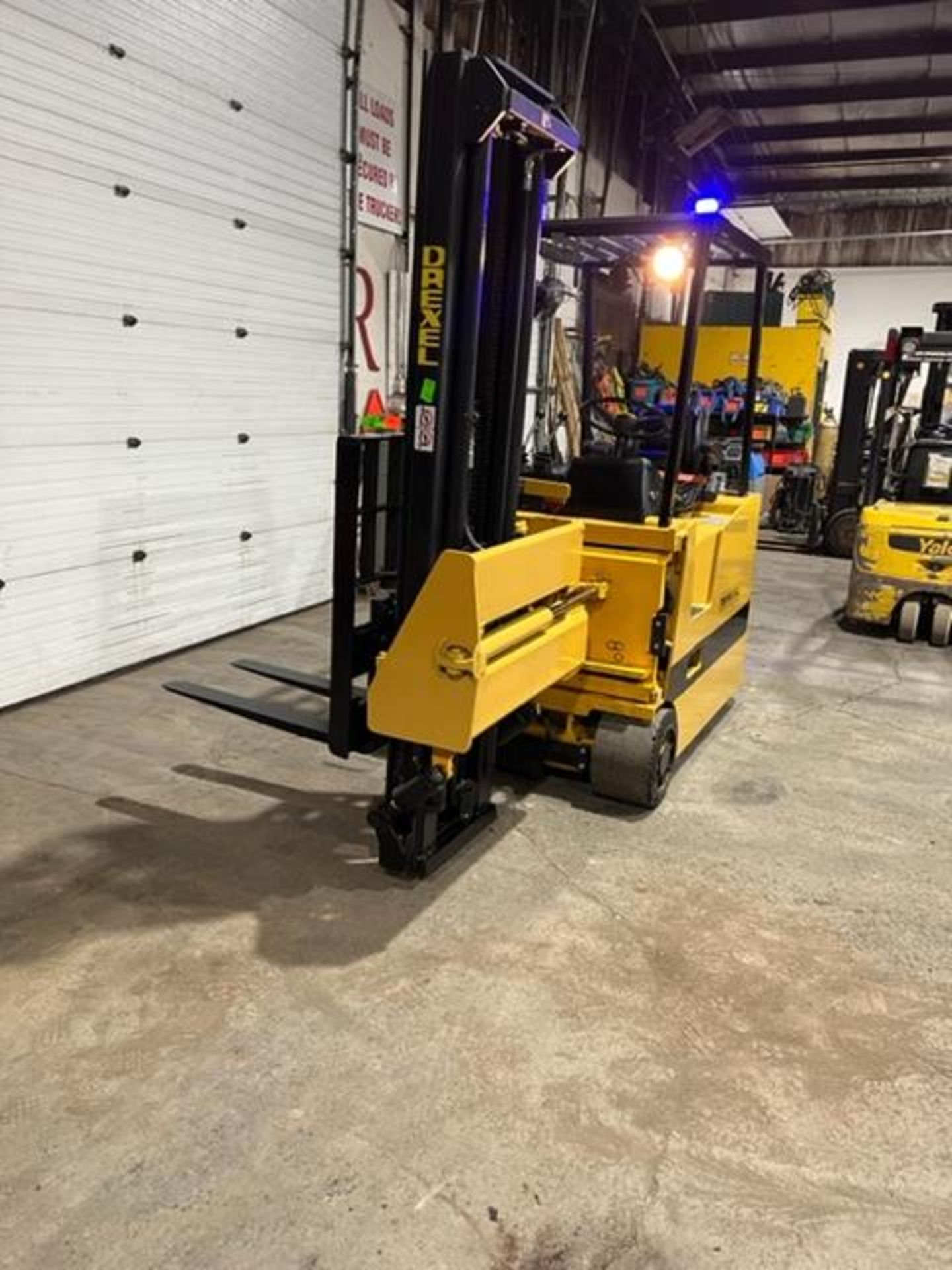 DREXEL Landoll Side-Loader Narrow Aisle Forklift 3000lbs capacity with swivel mast 3-stage - 36V - Image 2 of 2