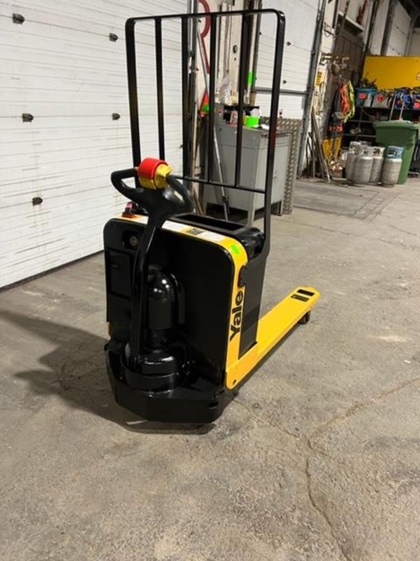 2009 Yale Walk Behind Walkie 4000lbs capacity Powered Pallet Cart Lift NICE UNIT with VERY LOW HOURS - Image 2 of 3