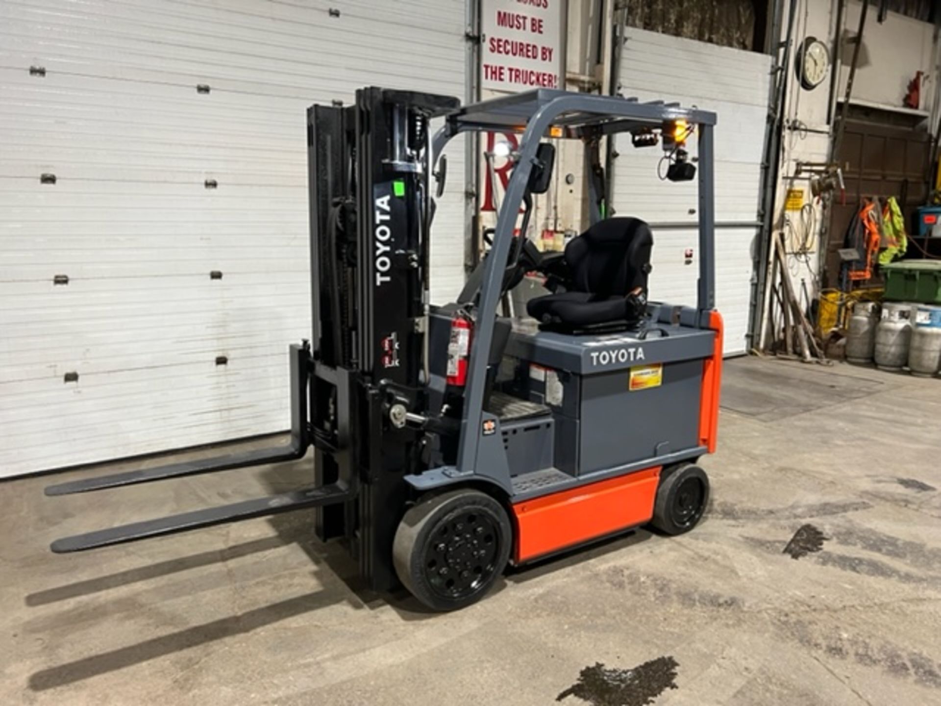 NICE 2016 Toyota 5,000lbs Capacity Forklift Electric with Sideshift & plumbed for Fork Positioner - Image 2 of 6