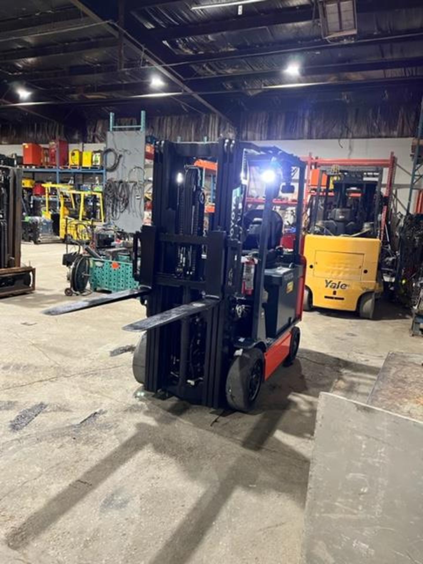 NICE 2016 Toyota 5,000lbs Capacity Forklift Electric with Sideshift & plumbed for Fork Positioner - Image 3 of 5