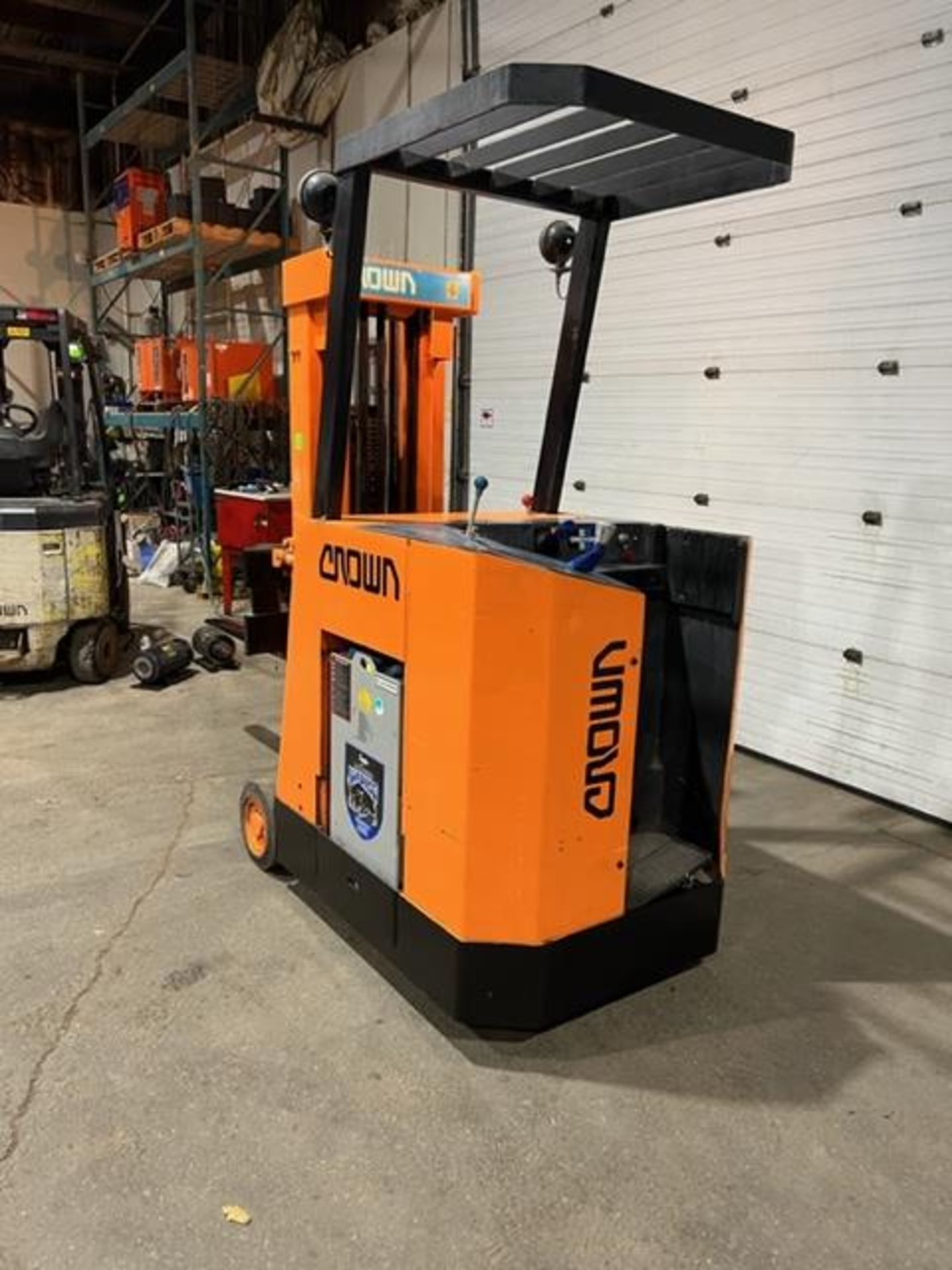 Crown Reach Truck Pallet Lifter REACH TRUCK 3500lbs capacity electric with sideshift & 3-stage - Image 3 of 3