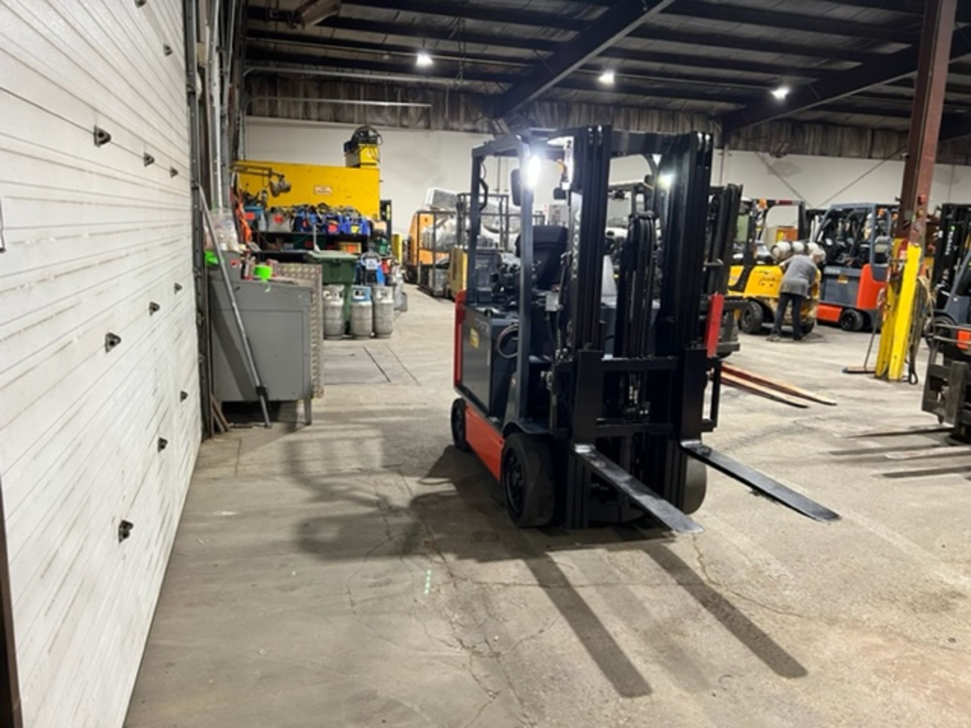 NICE 2016 Toyota 5,000lbs Capacity Forklift Electric with Sideshift & plumbed for Fork Positioner - Image 3 of 6