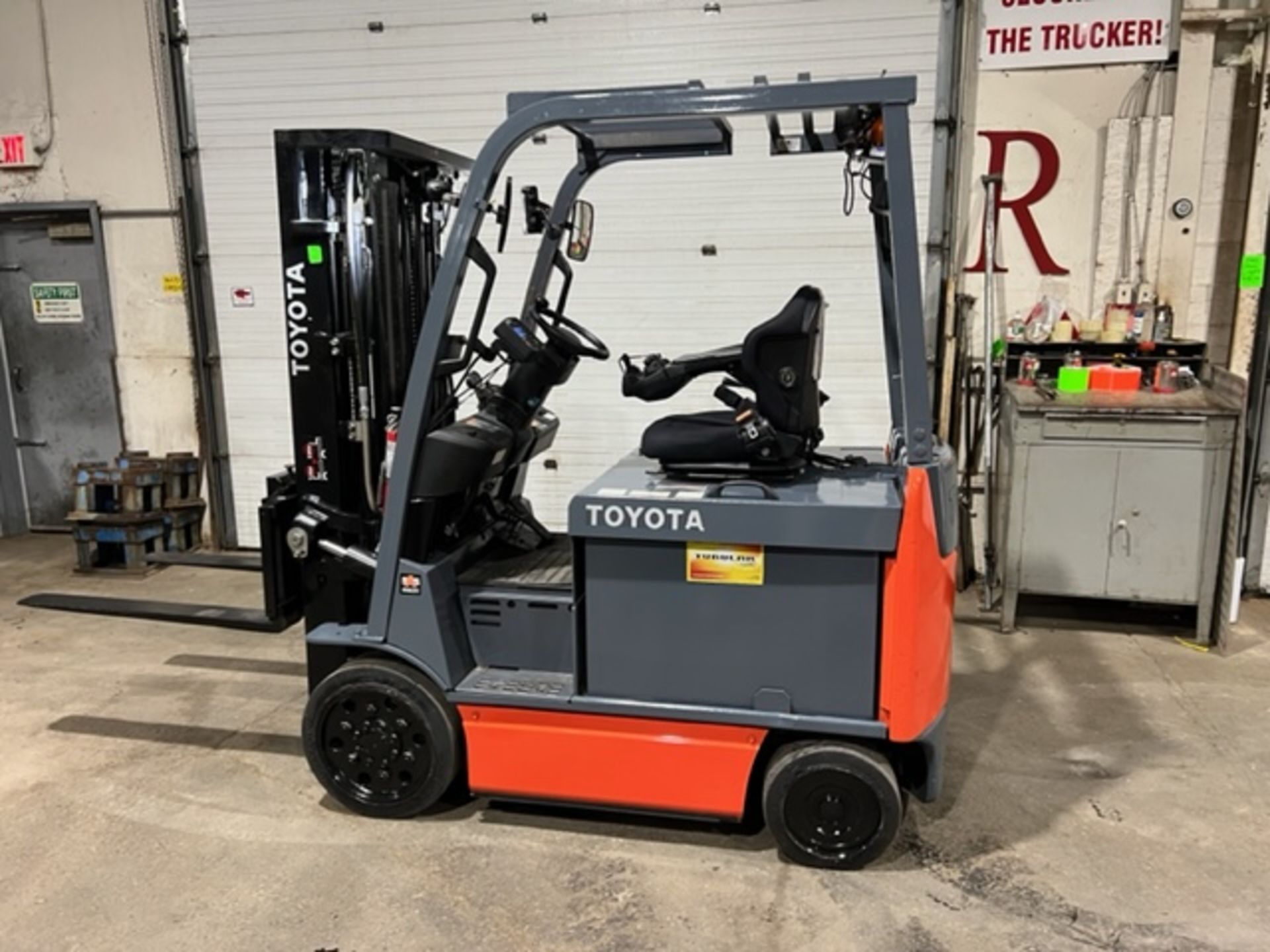 NICE 2016 Toyota 5,000lbs Capacity Forklift Electric with Sideshift & plumbed for Fork Positioner