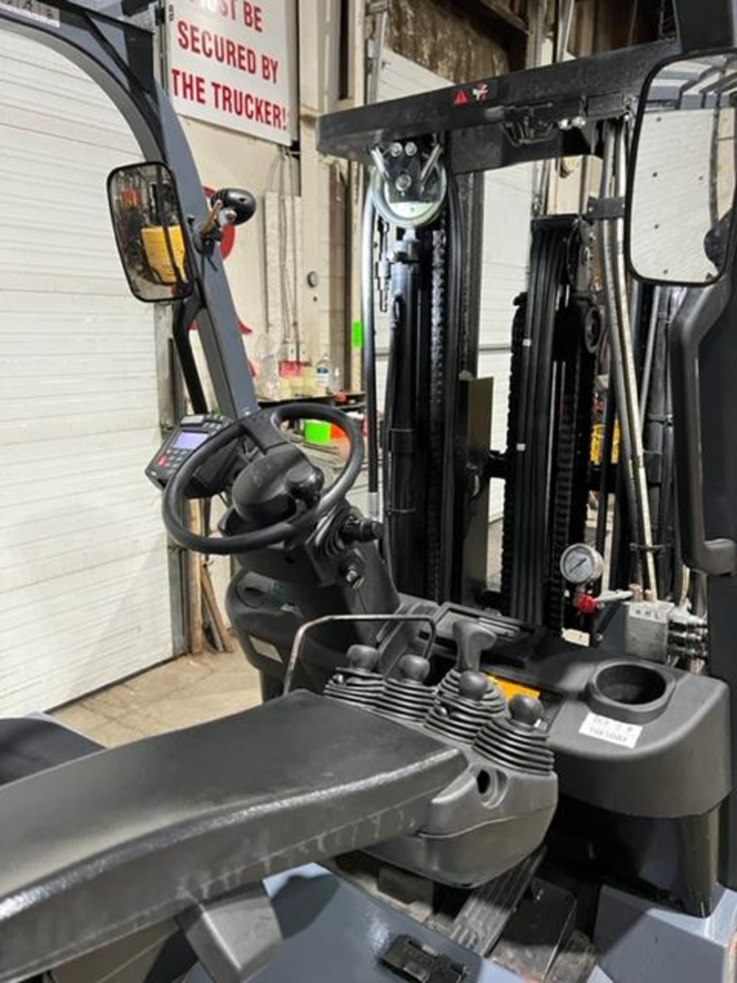 NICE 2016 Toyota 5,000lbs Capacity Forklift Electric with Sideshift & plumbed for Fork Positioner - Image 5 of 5