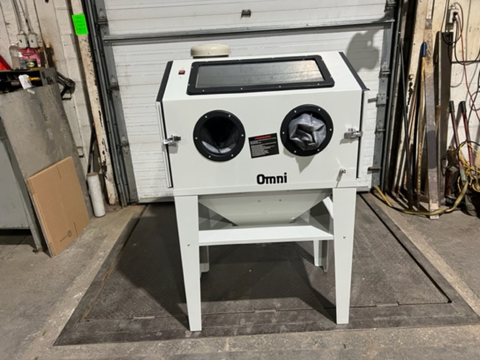 BRAND NEW OMNI Sandblast Cabinet with Dust vacuum unit - 125PSI working space 24" X 33" X 25"