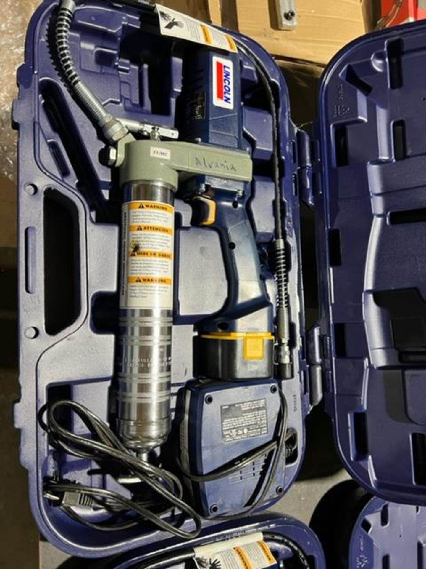 Lincoln Portable Battery Operator Grease Gun in Case NICE UNIT