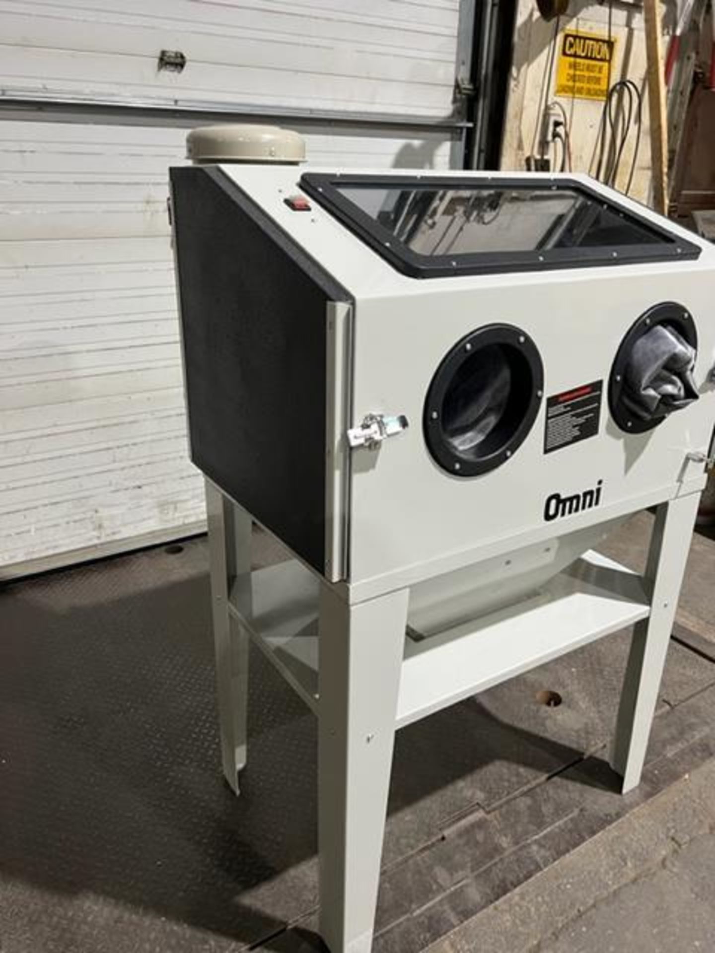 BRAND NEW OMNI Sandblast Cabinet with Dust vacuum unit - 125PSI working space 24" X 33" X 25" - Image 2 of 4