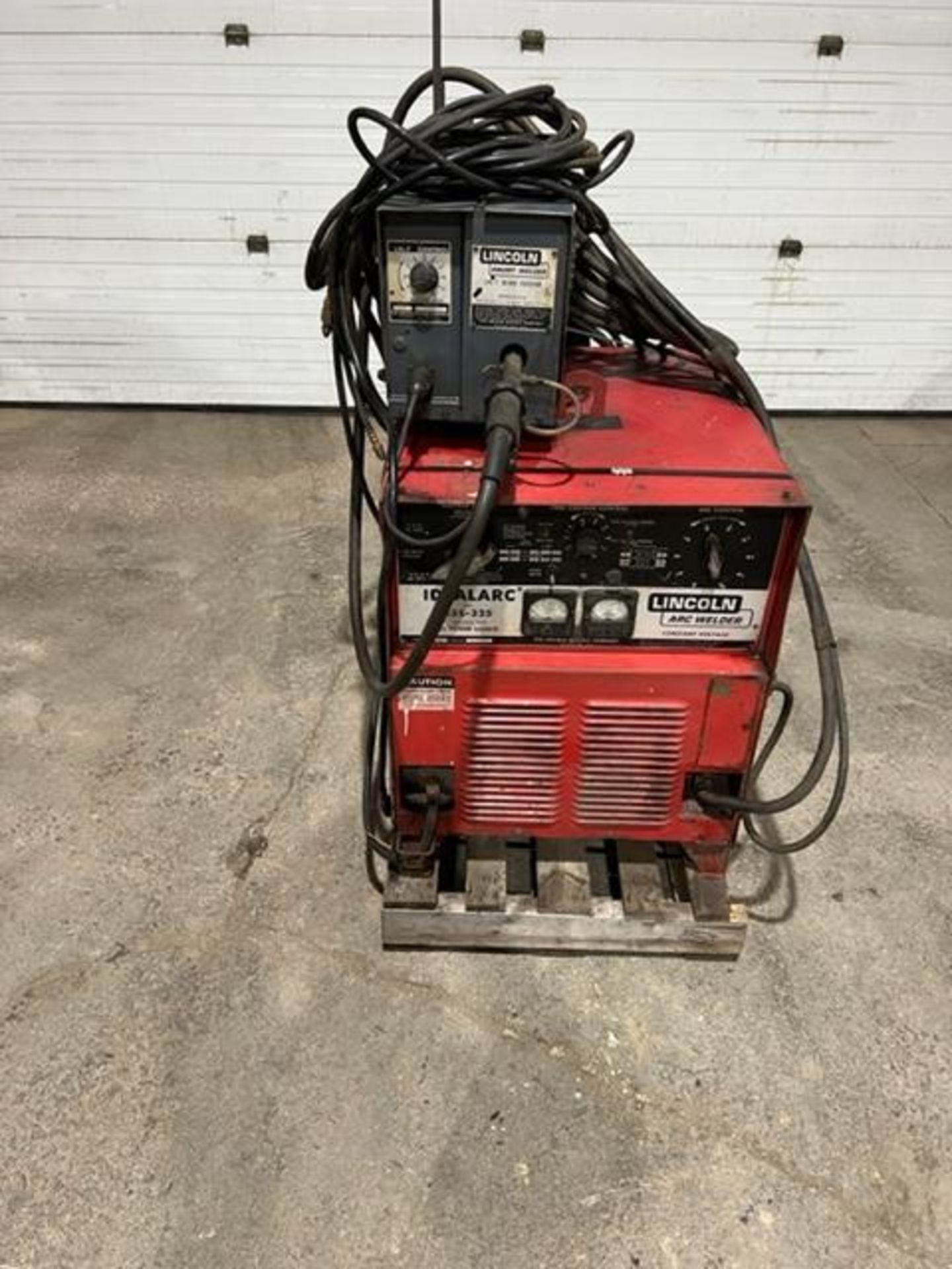 Lincoln R35 - 325 Mig Welder with LN-7 Wire Feeder Complete with Gun & Cables - Image 2 of 4