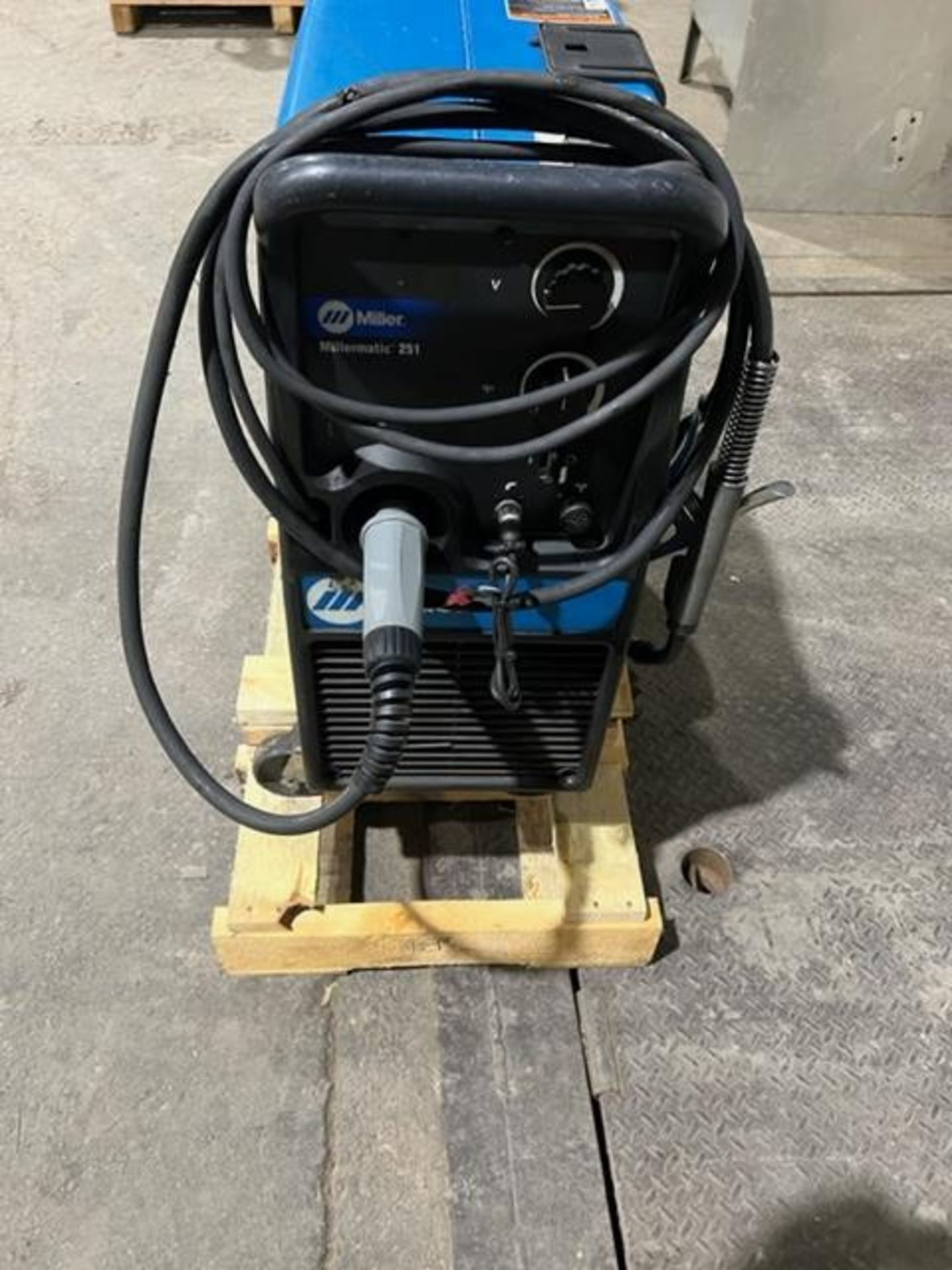 Miller Millermatic 251 Mig Welder with Built in Feeder Complete with Gun 250 amp