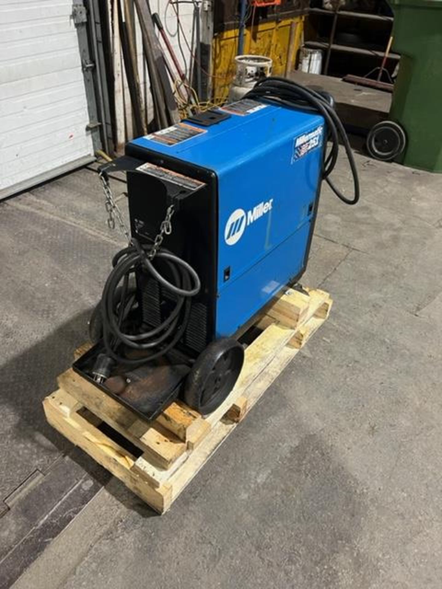 Miller Millermatic 251 Mig Welder with Built in Feeder Complete with Gun 250 amp - Image 4 of 4