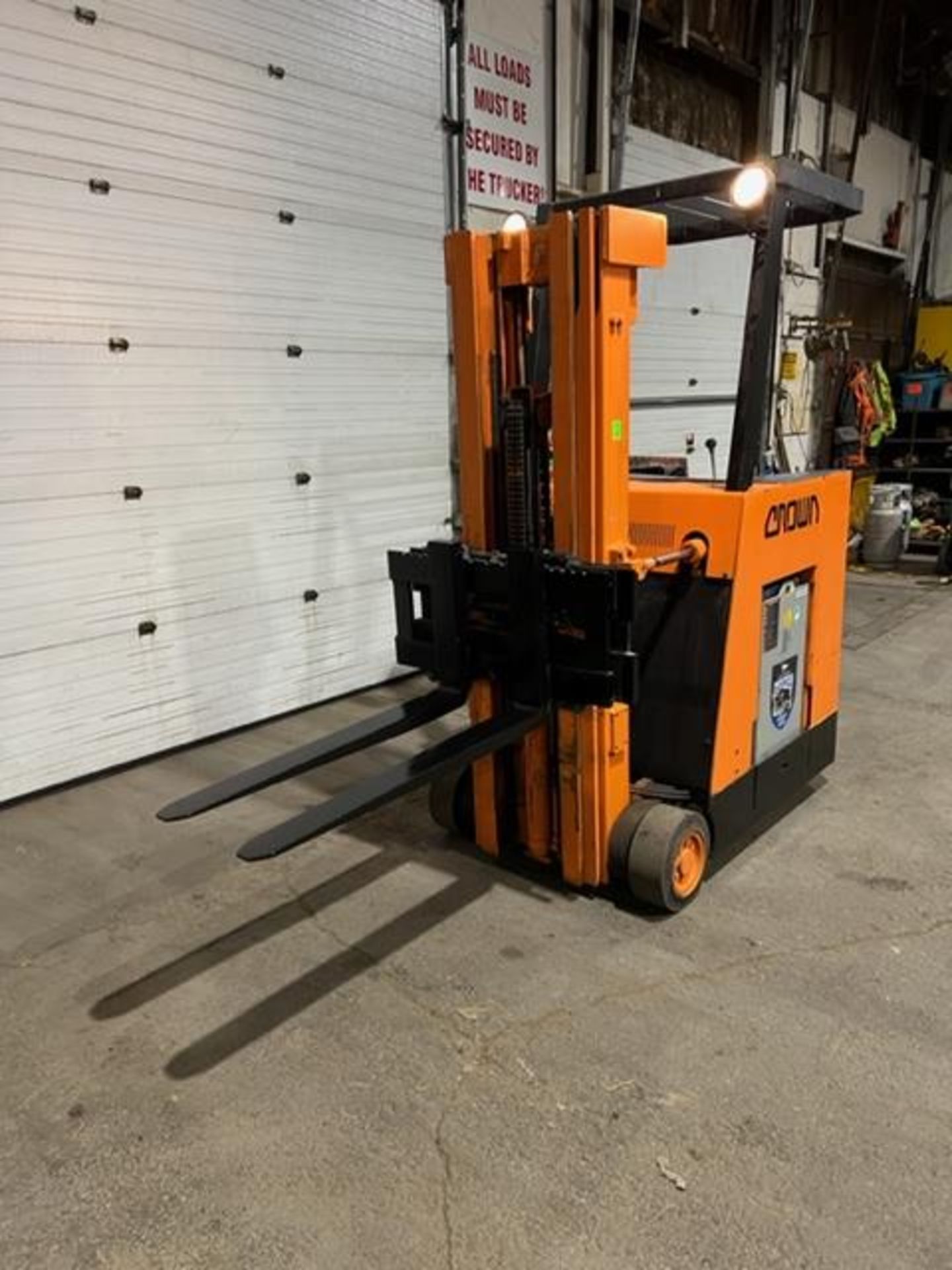 Crown Reach Truck Pallet Lifter REACH TRUCK 3500lbs capacity electric with sideshift & 3-stage - Image 2 of 3