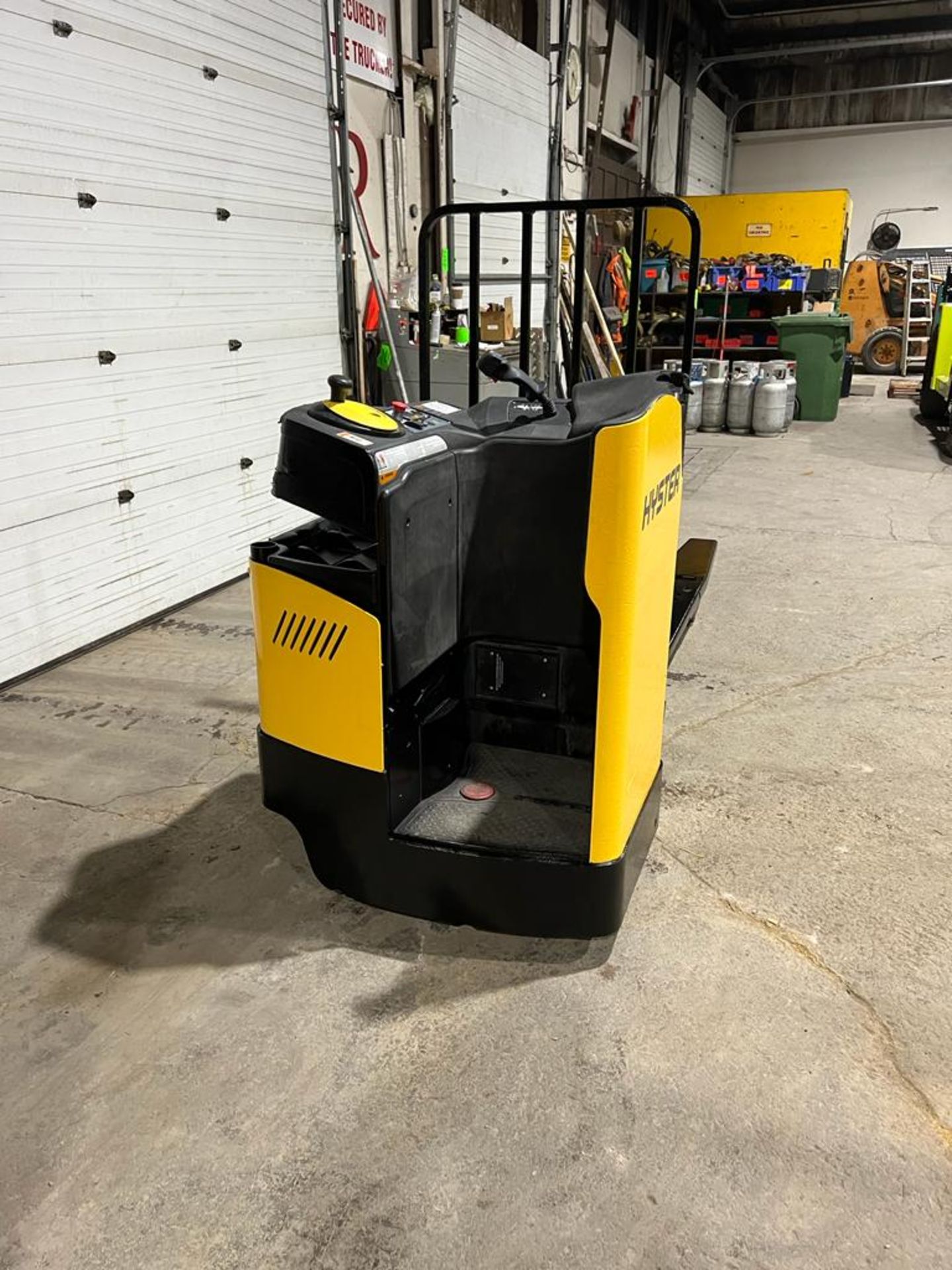 NICE 2015 Hyster Ride-On END RIDER Powered Pallet Truck 8' Long Forks 8000lbs capacity Safety to - Image 2 of 3