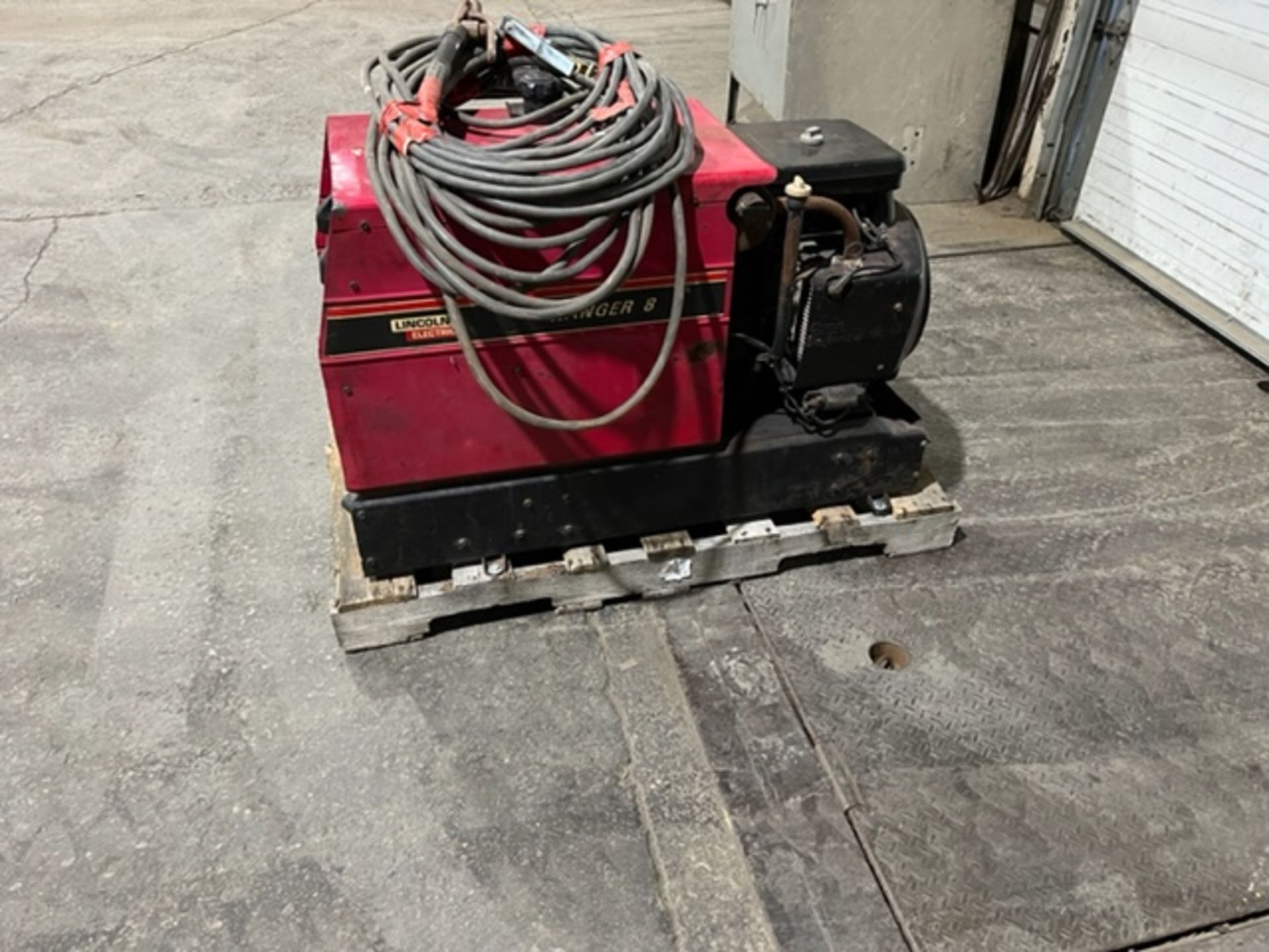 Lincoln Ranger 8 Portable Gas Welder / Generator - portable unit with Cables - Image 3 of 4