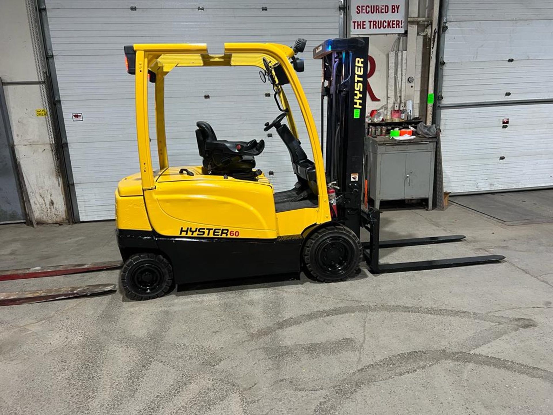 NICE 2016 Hyster model 60 - 6,000lbs Capacity OUTDOOR Forklift Electric with Sideshift 54" forks,