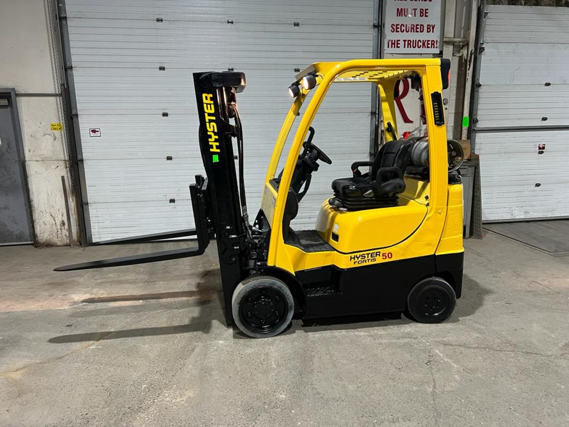 NICE 2015 Hyster model 50 - 5,000lbs Capacity Forklift LPG (Propane) with Sideshift - 3-stage