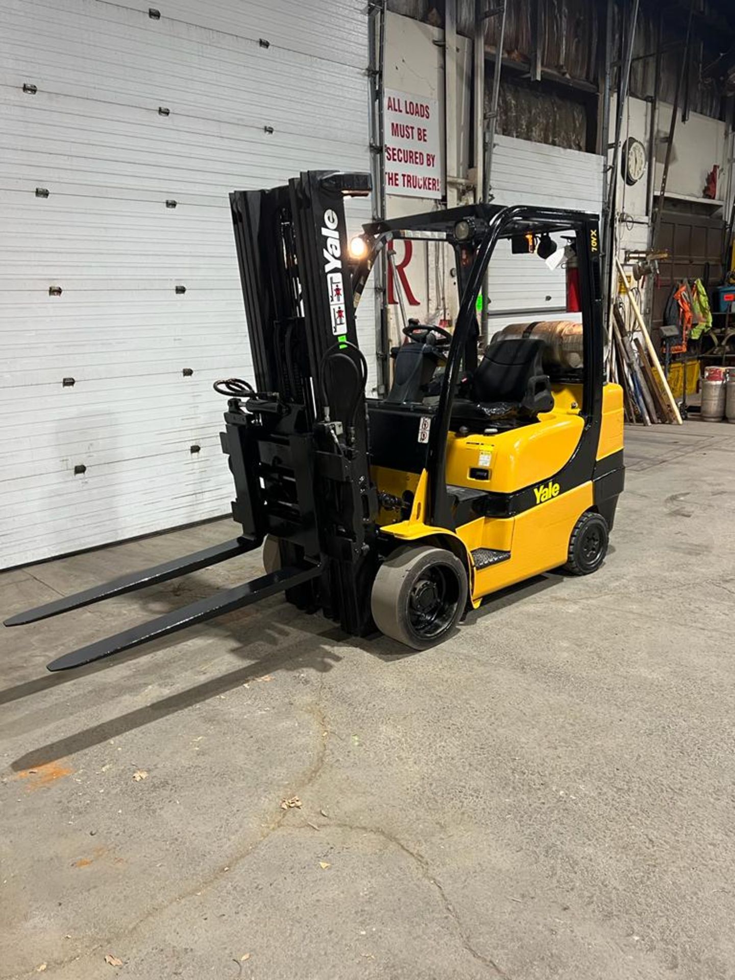 NICE 2013 Yale 50 - 5,000lbs Capacity Forklift LPG (propane) with Sideshift, 3-stage mast FREE - Image 4 of 5