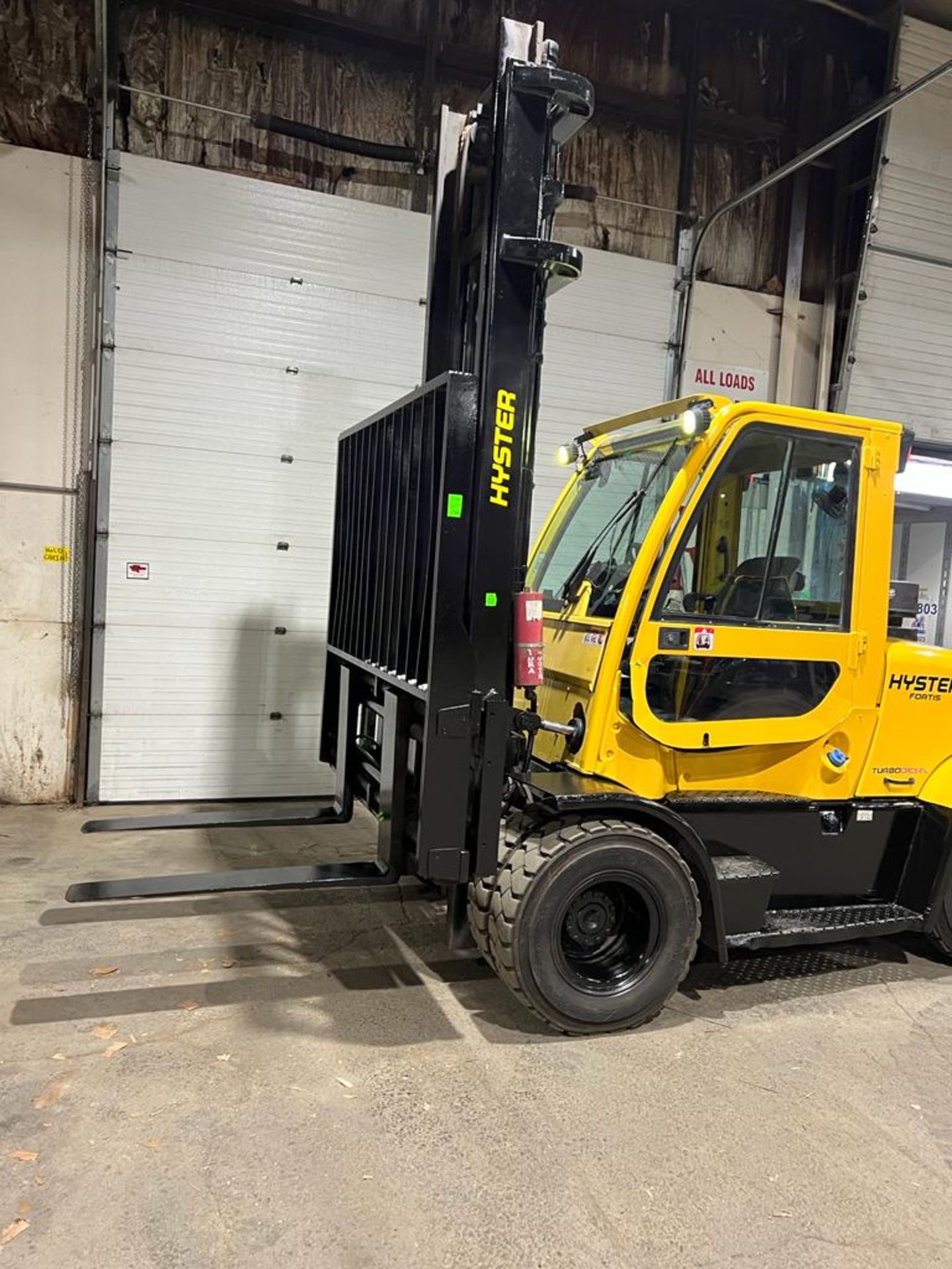 NICE 2017 Hyster model 155 - 15,500lbs Capacity OUTDOOR Forklift Diesel with CAB sideshift - Image 2 of 6