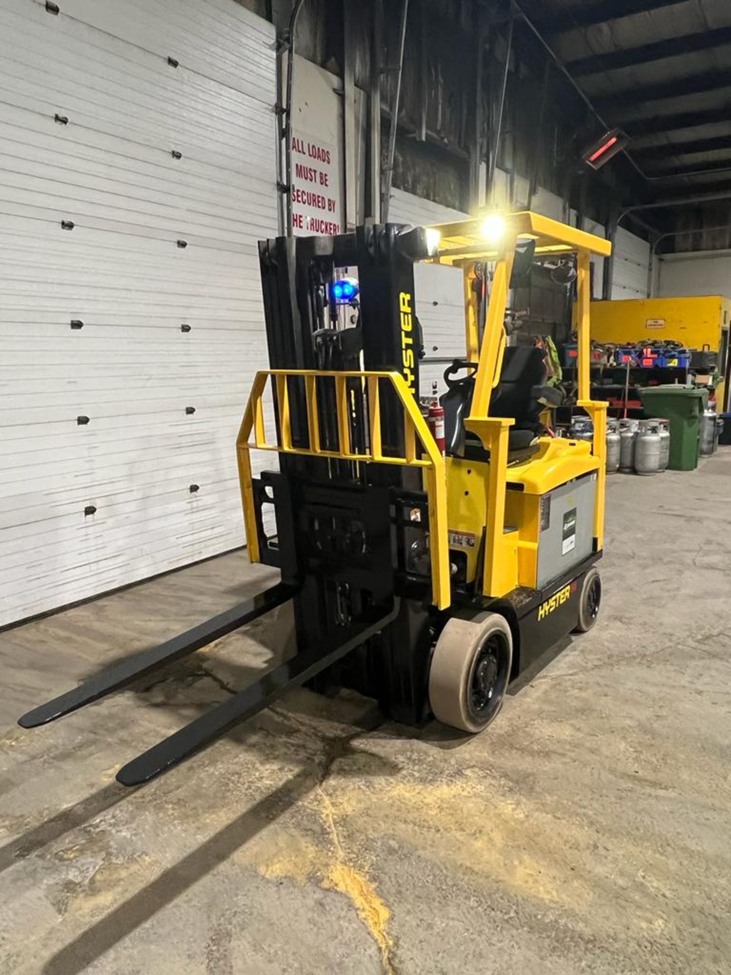 NICE 2015 Hyster model 50 - 5,000lbs Capacity Forklift Electric with Sideshift - 3-stage mast - Image 4 of 5