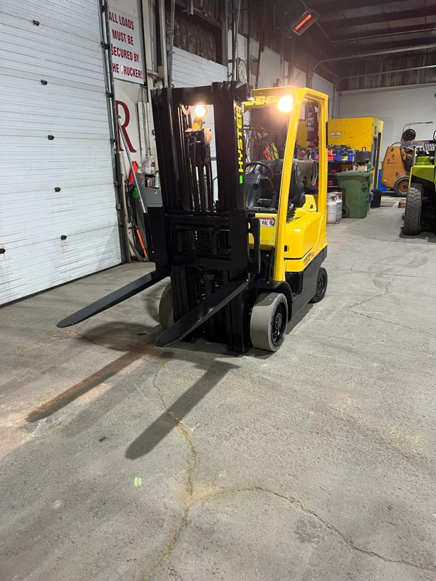 NICE 2015 Hyster model 50 - 5,000lbs Capacity Forklift LPG (Propane) with Sideshift - 3-stage - Image 4 of 4