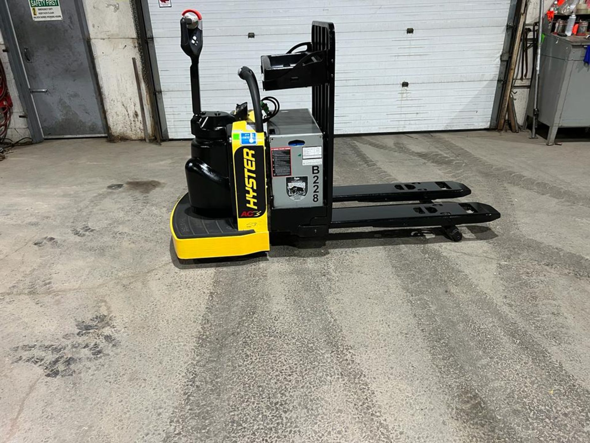 NICE 2015 Hyster Ride-On Powered Pallet Cart 6000lbs capacity 24V NICE UNIT