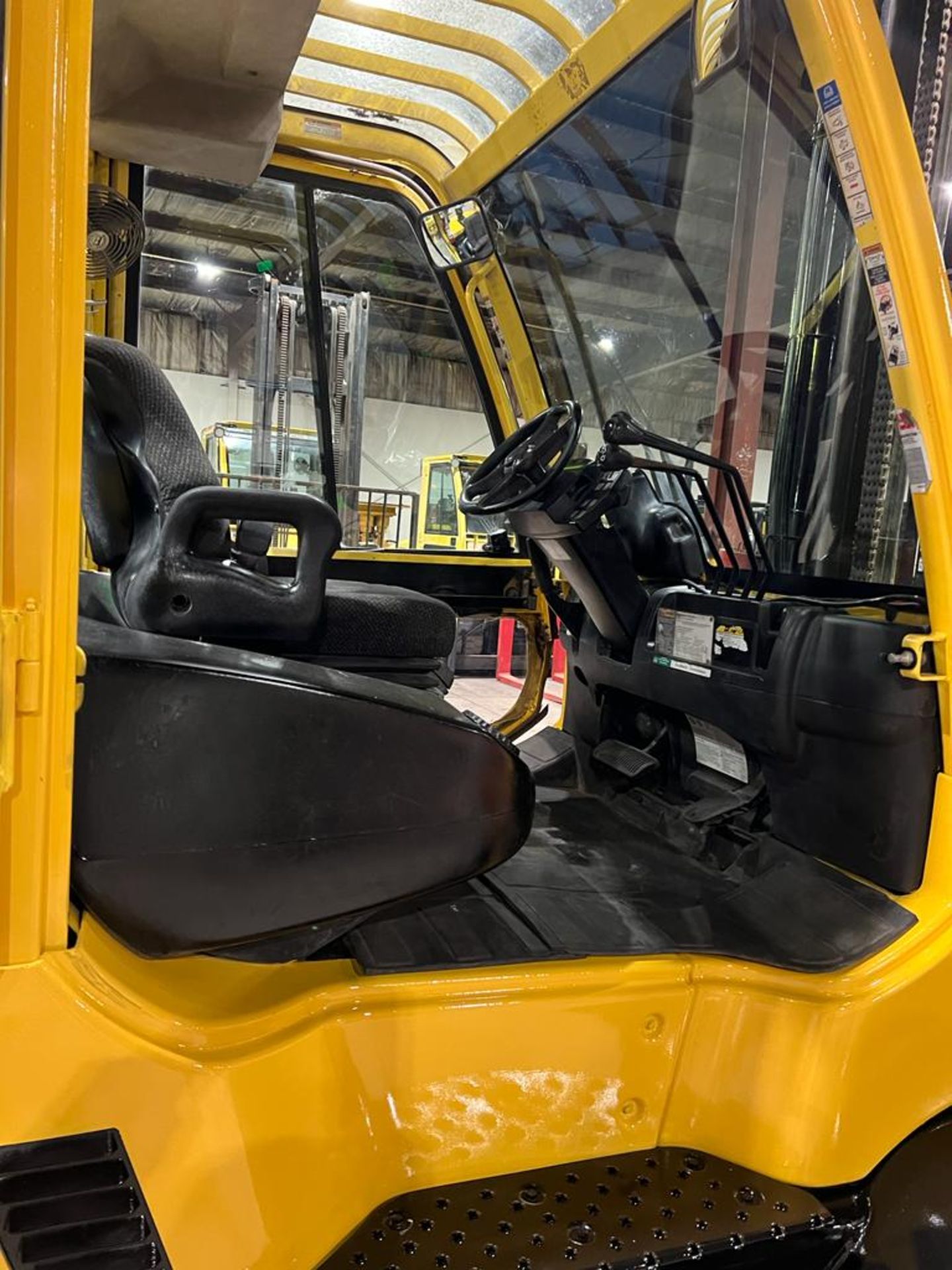NICE 2017 Hyster model 155 - 15,500lbs Capacity OUTDOOR Forklift Diesel with CAB sideshift - Image 2 of 8