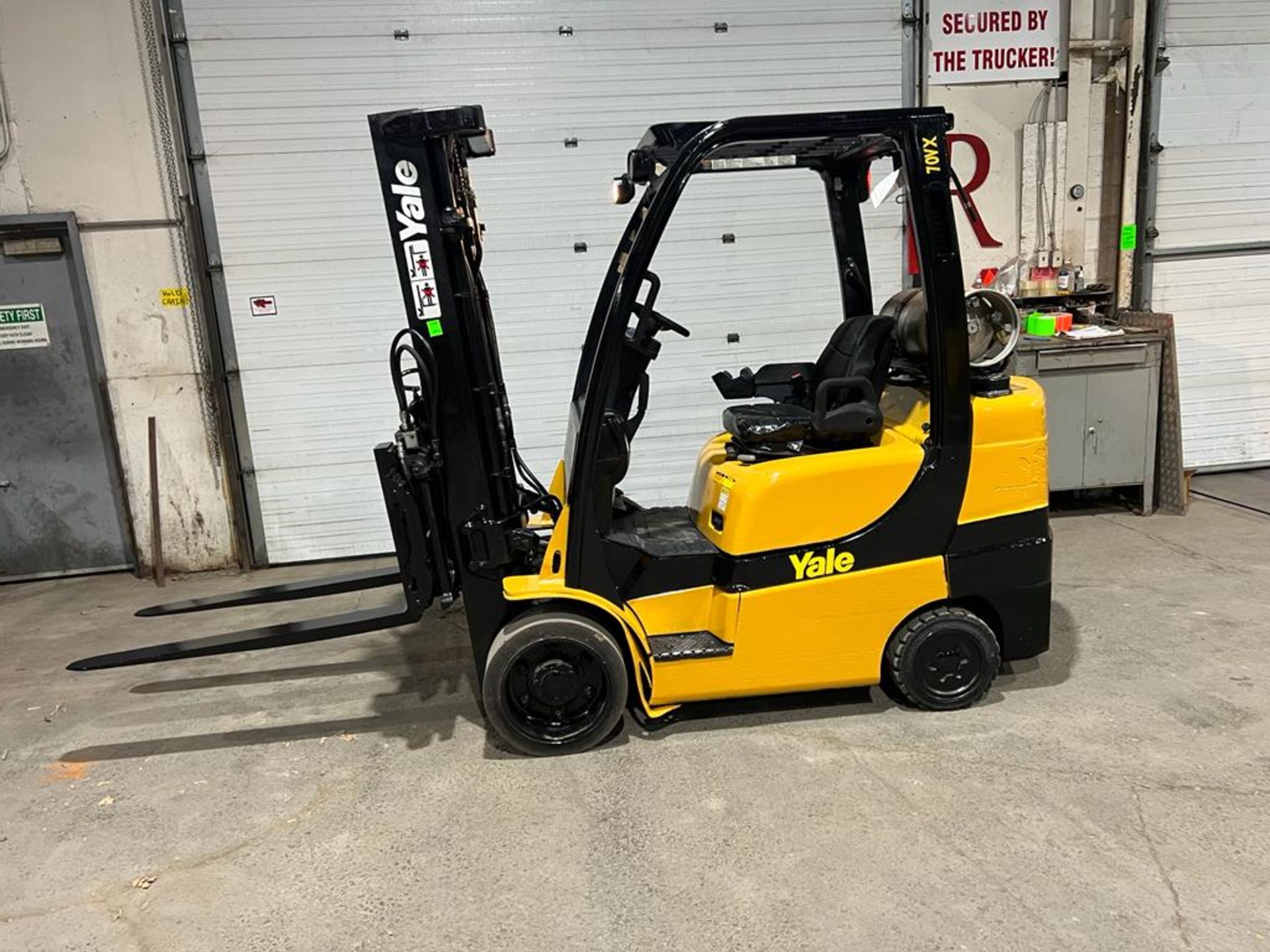 NICE 2013 Yale 50 - 5,000lbs Capacity Forklift LPG (propane) with Sideshift, 3-stage mast FREE