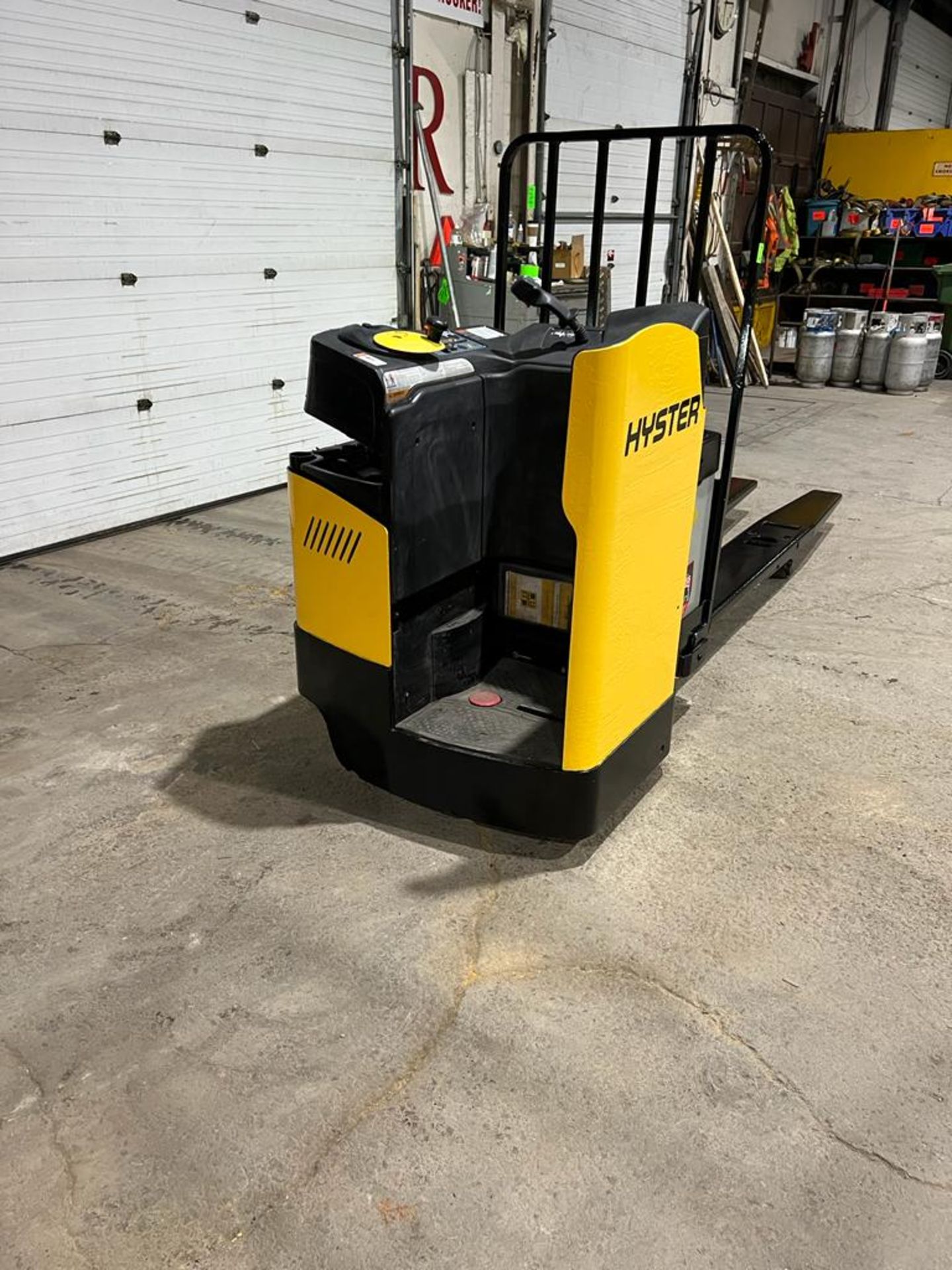NICE 2015 Hyster Ride-On END RIDER Powered Pallet Truck 8' Long Forks 8000lbs capacity Safety to - Image 3 of 3