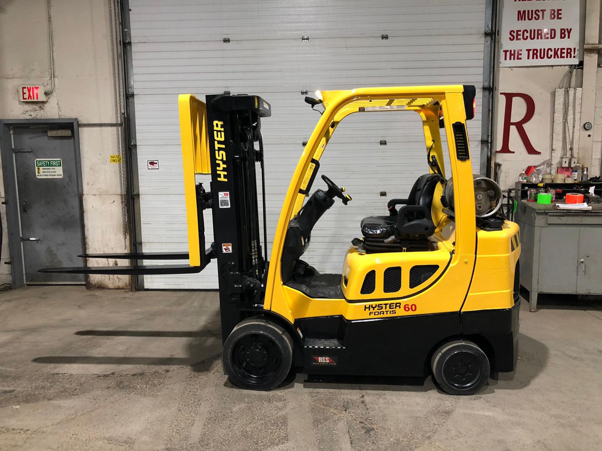 NICE 2018 Hyster model 60 - 6,000lbs Capacity LPG (propane) Forklift with Sideshift - 3-stage mast -