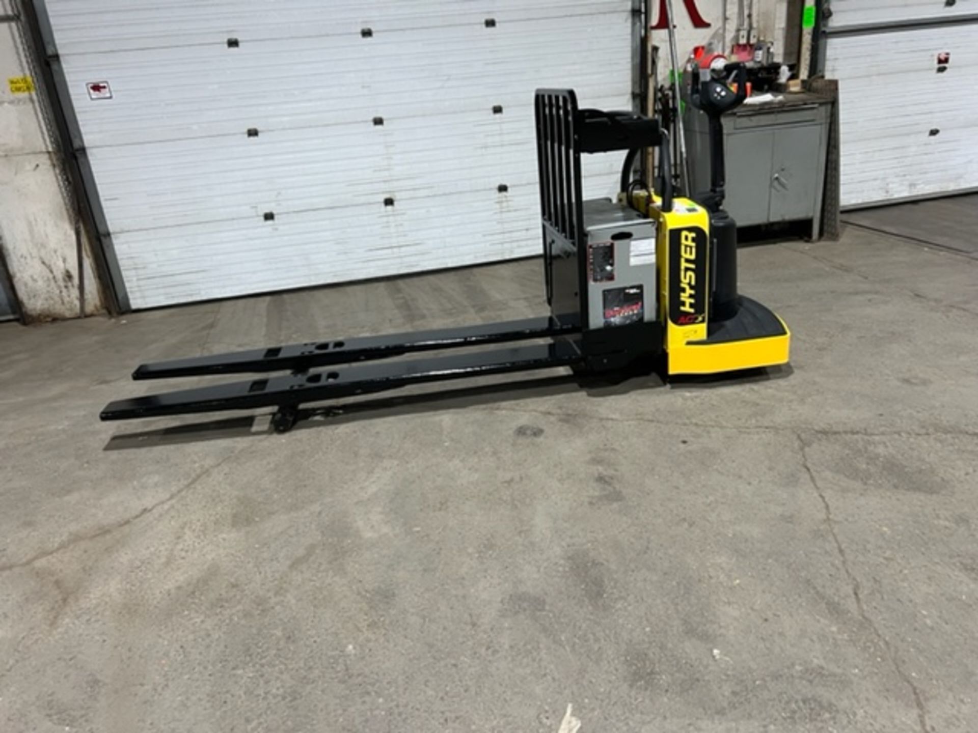 NICE 2014 Hyster Ride-On Powered Pallet Cart 8' Long Forks 6000lbs capacity SAFTEY TO OCTOBER 2023 -