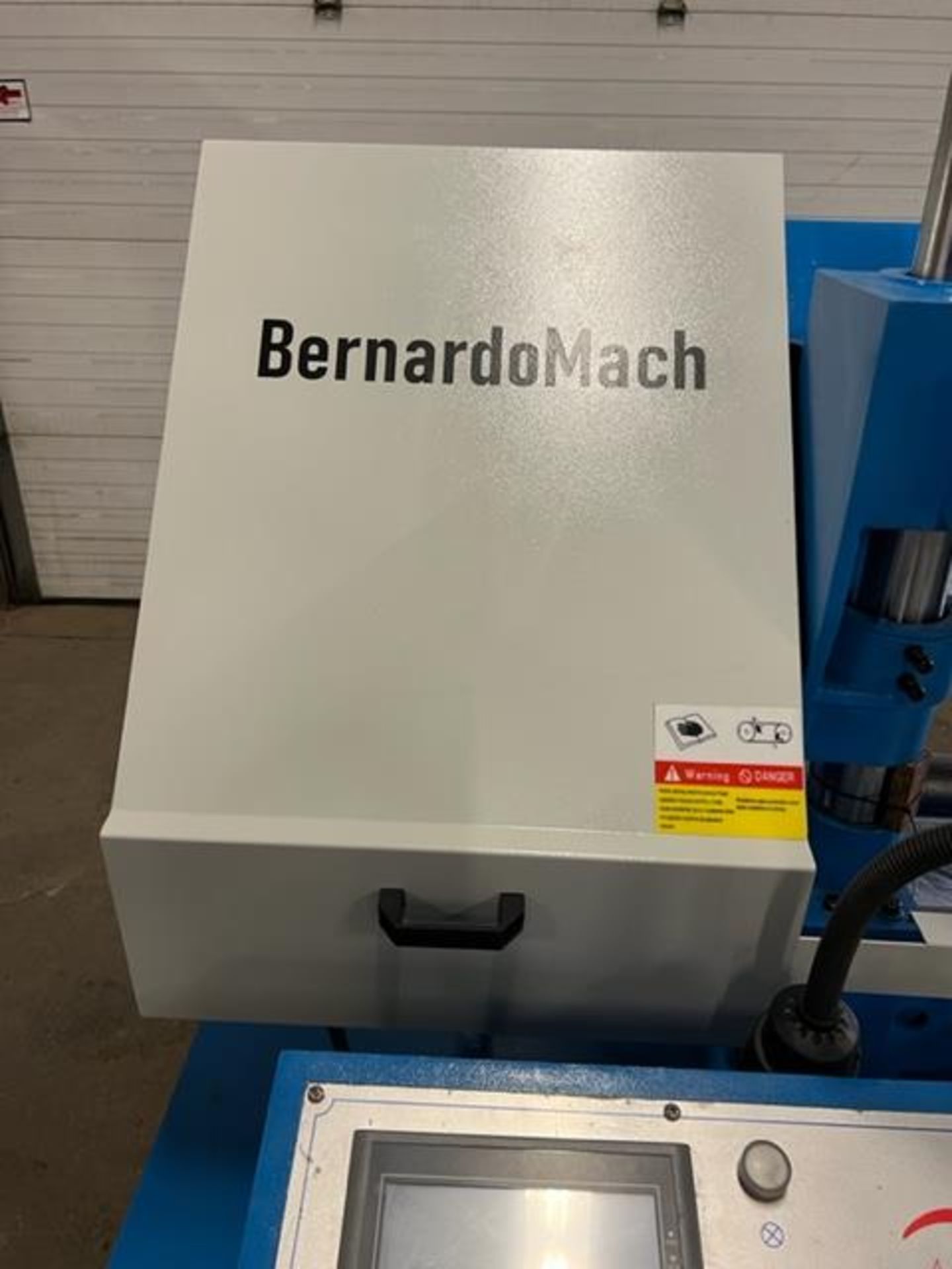 BernardoMach BS-2014 CNC Horizontal Band Saw - 20 X 14 inch CUTTING CAPACITY - CNC controller - MINT - Image 2 of 4