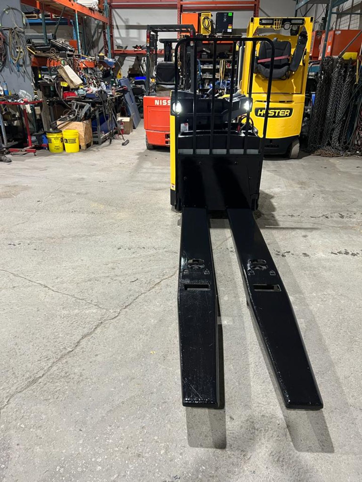NICE 2015 Hyster Ride-On END RIDER Powered Pallet Truck 8' Long Forks 8000lbs capacity Safety to - Image 2 of 3