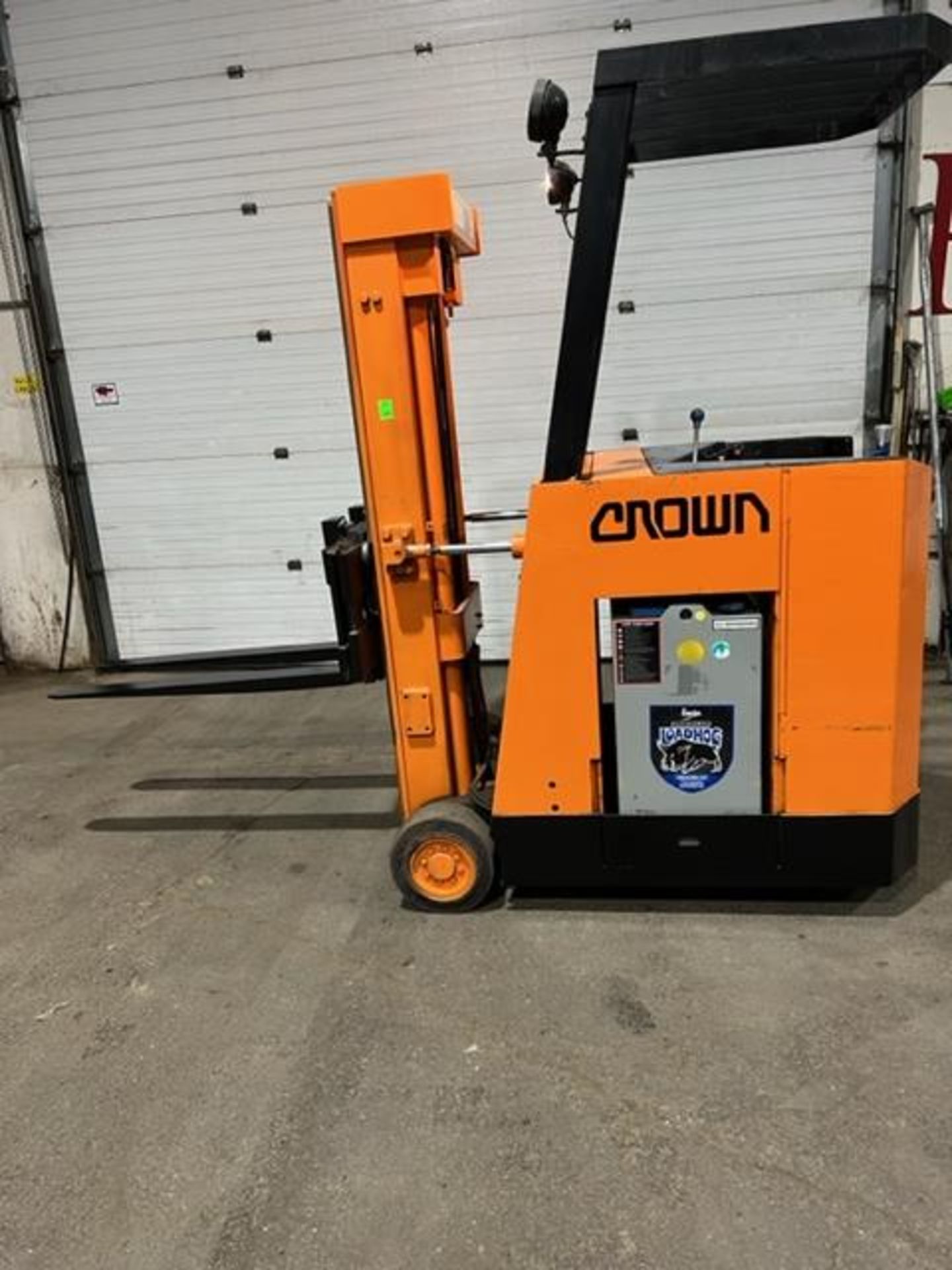 Crown Reach Truck Pallet Lifter REACH TRUCK 3500lbs capacity electric with sideshift & 3-stage