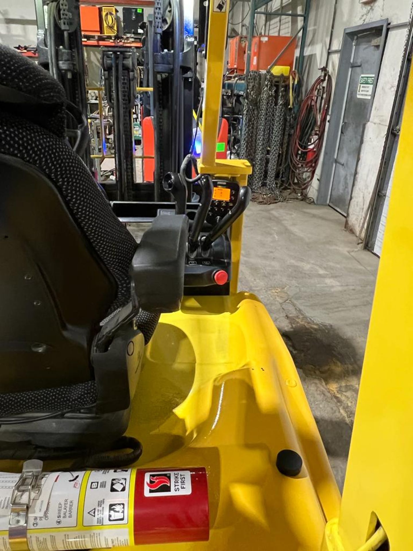 NICE 2015 Hyster model 50 - 5,000lbs Capacity Forklift Electric with Sideshift - 3-stage mast - Image 2 of 5