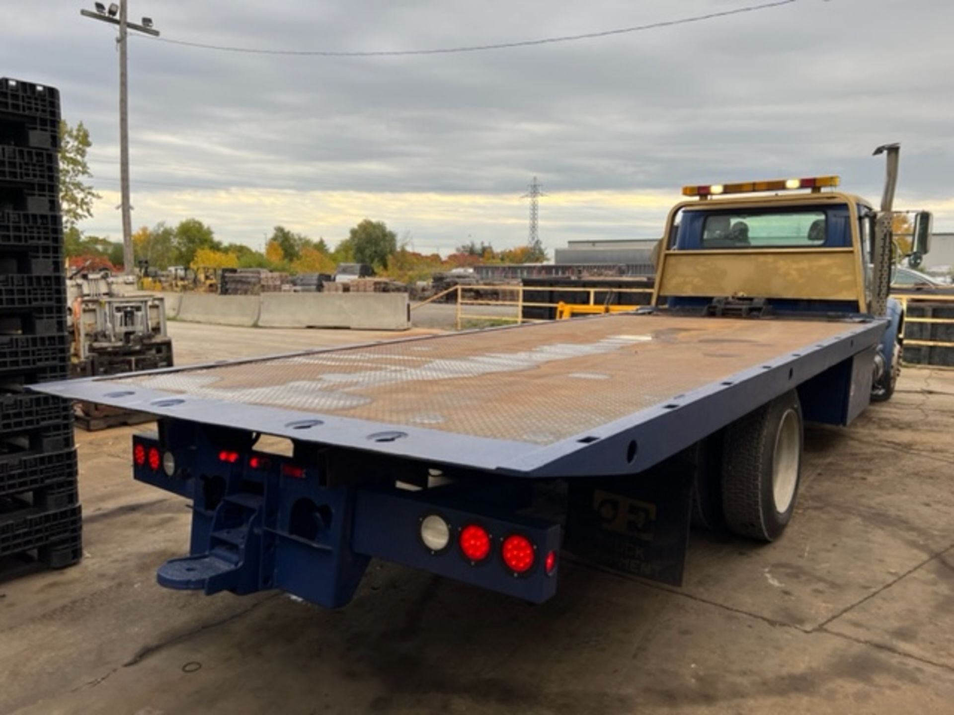 Navistar International Model 40S Flat Bed TILT and LOAD with a winch Transport Truck 2 axle, - Image 5 of 13