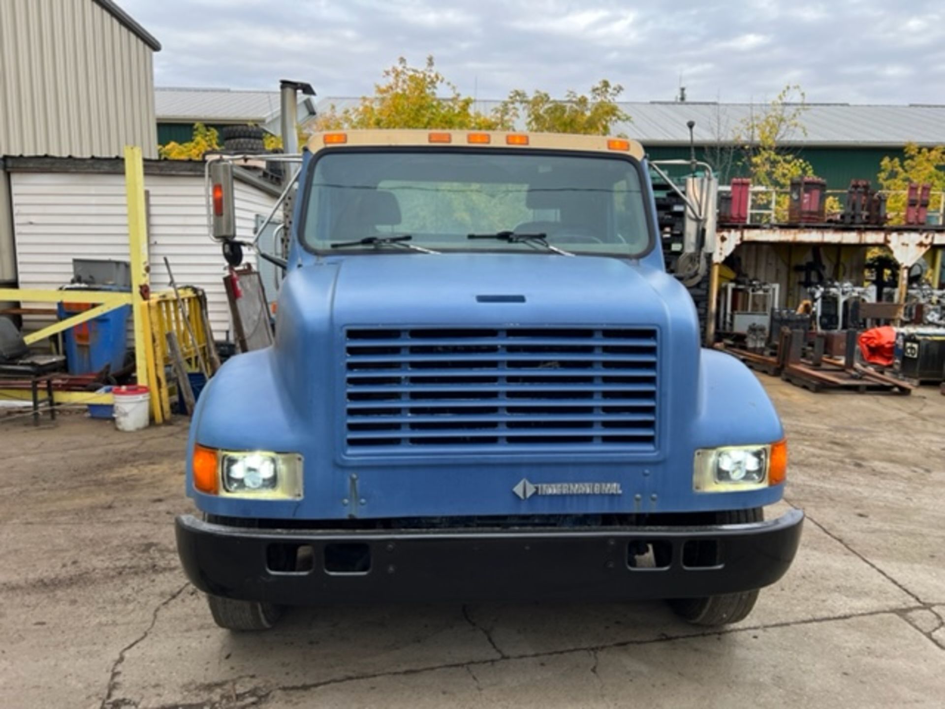 Navistar International Model 40S Flat Bed TILT and LOAD with a winch Transport Truck 2 axle, - Image 7 of 13