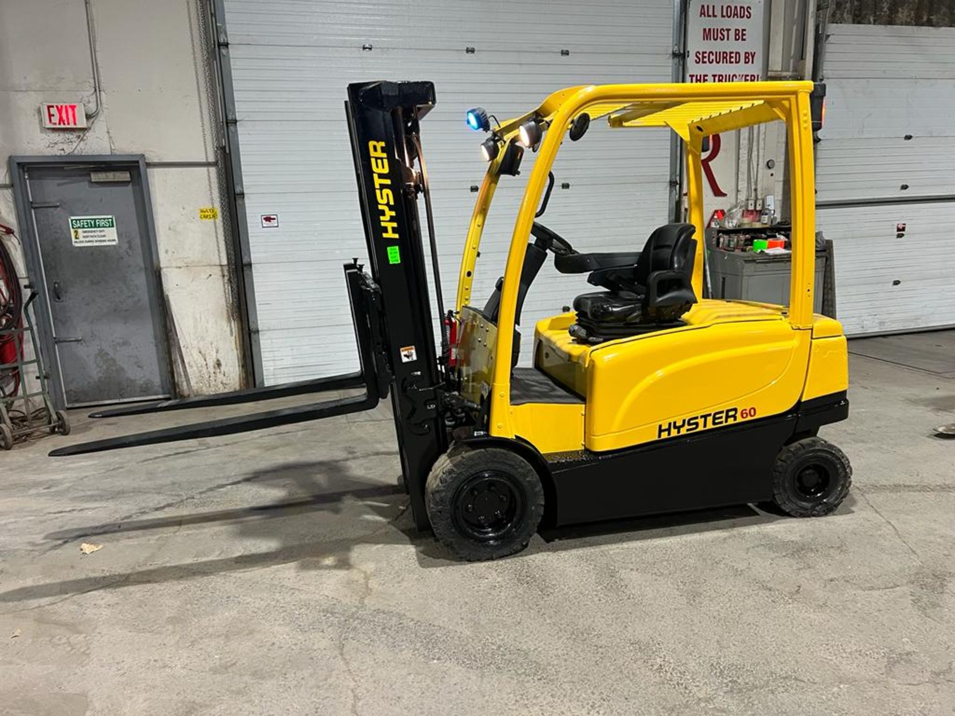 NICE 2016 Hyster model 60 - 6,000lbs Capacity OUTDOOR Forklift Electric with Sideshift 54" forks,