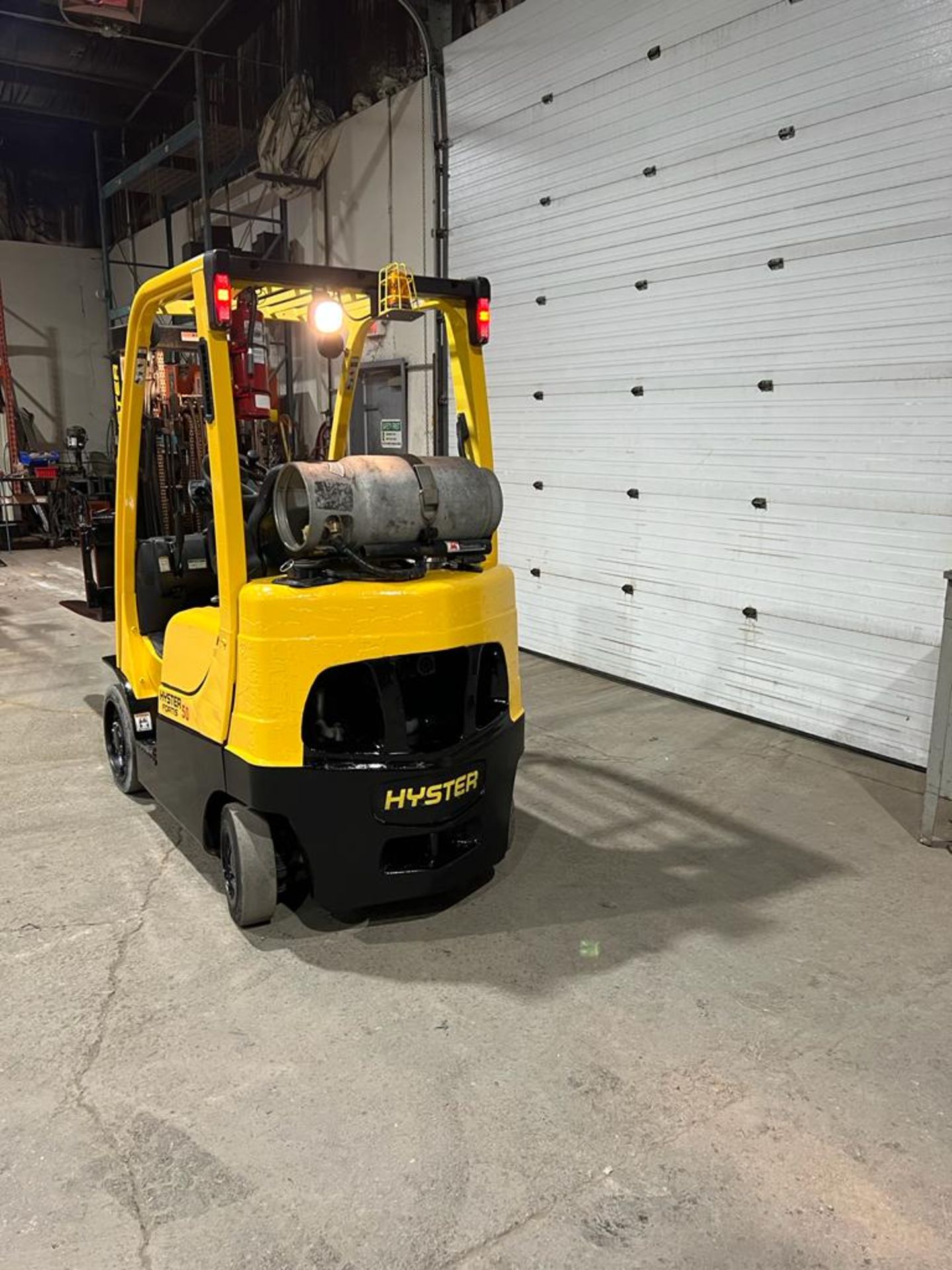 NICE 2015 Hyster model 50 - 5,000lbs Capacity Forklift LPG (Propane) with Sideshift - 3-stage - Image 2 of 4