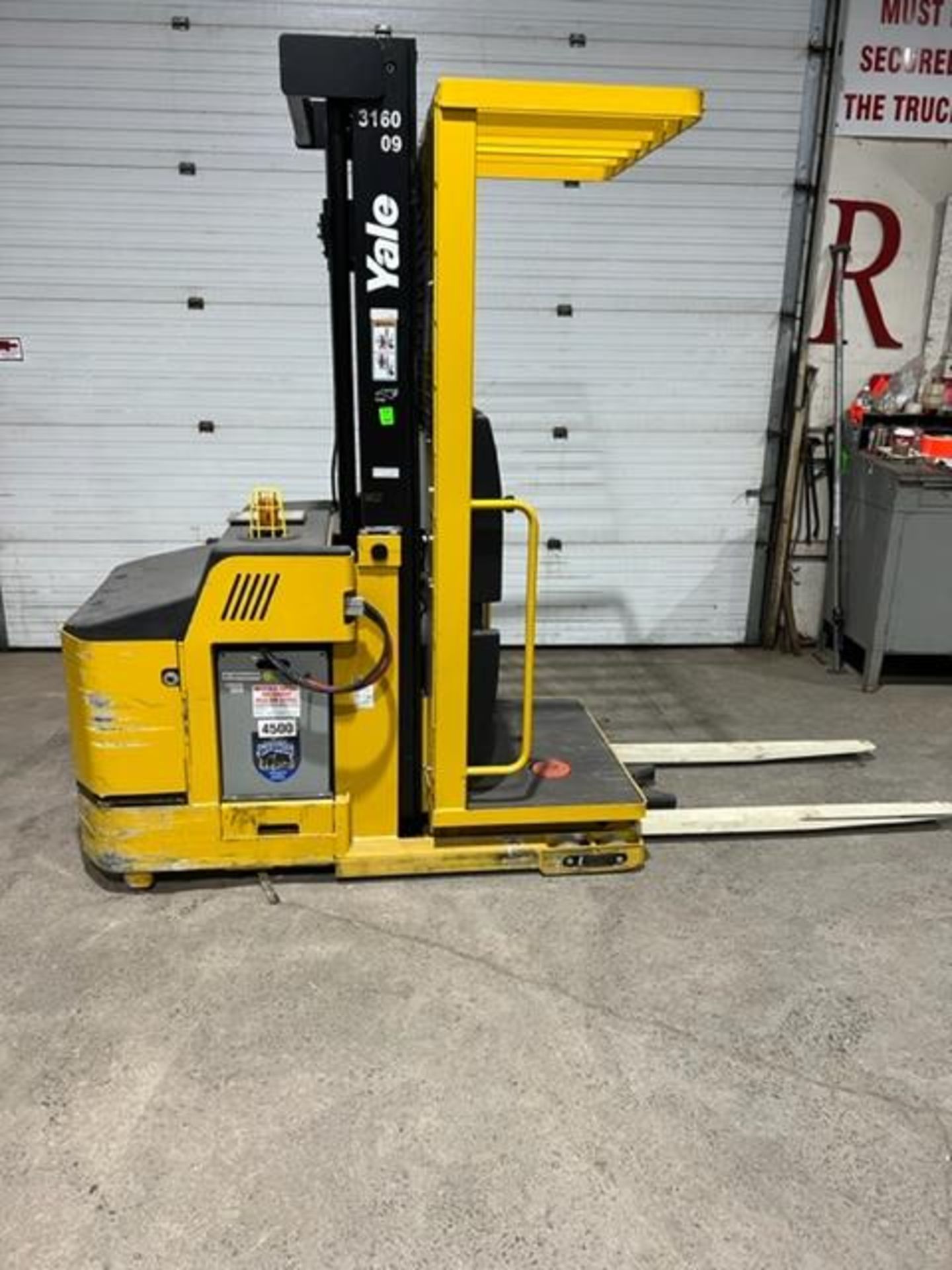 2015 Yale Order Picker 3000lbs capacity electric Powered Pallet Cart 24V with LOW HOURS FREE