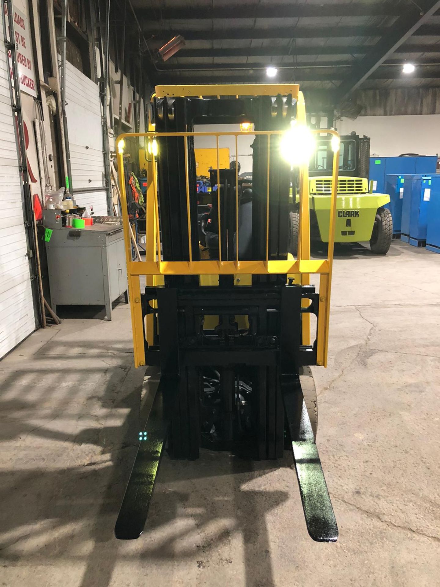 NICE 2016 Hyster model 50 - 5,000lbs Capacity Forklift Electric with Sideshift - 3-stage mast - Image 4 of 5