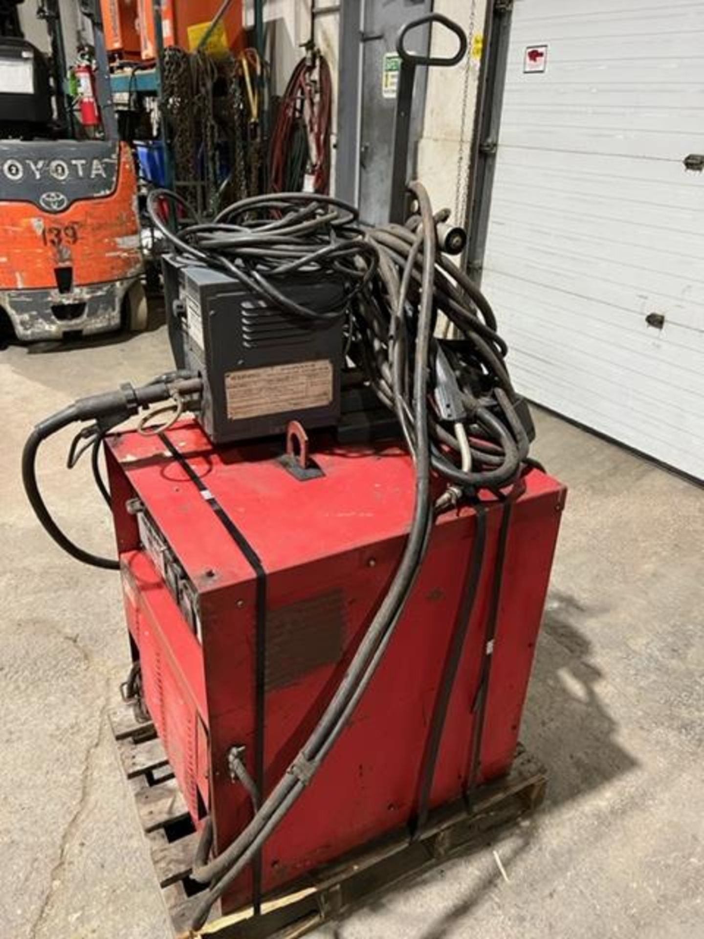 Lincoln R35 - 325 Mig Welder with LN-7 Wire Feeder Complete with Gun & Cables - Image 3 of 4