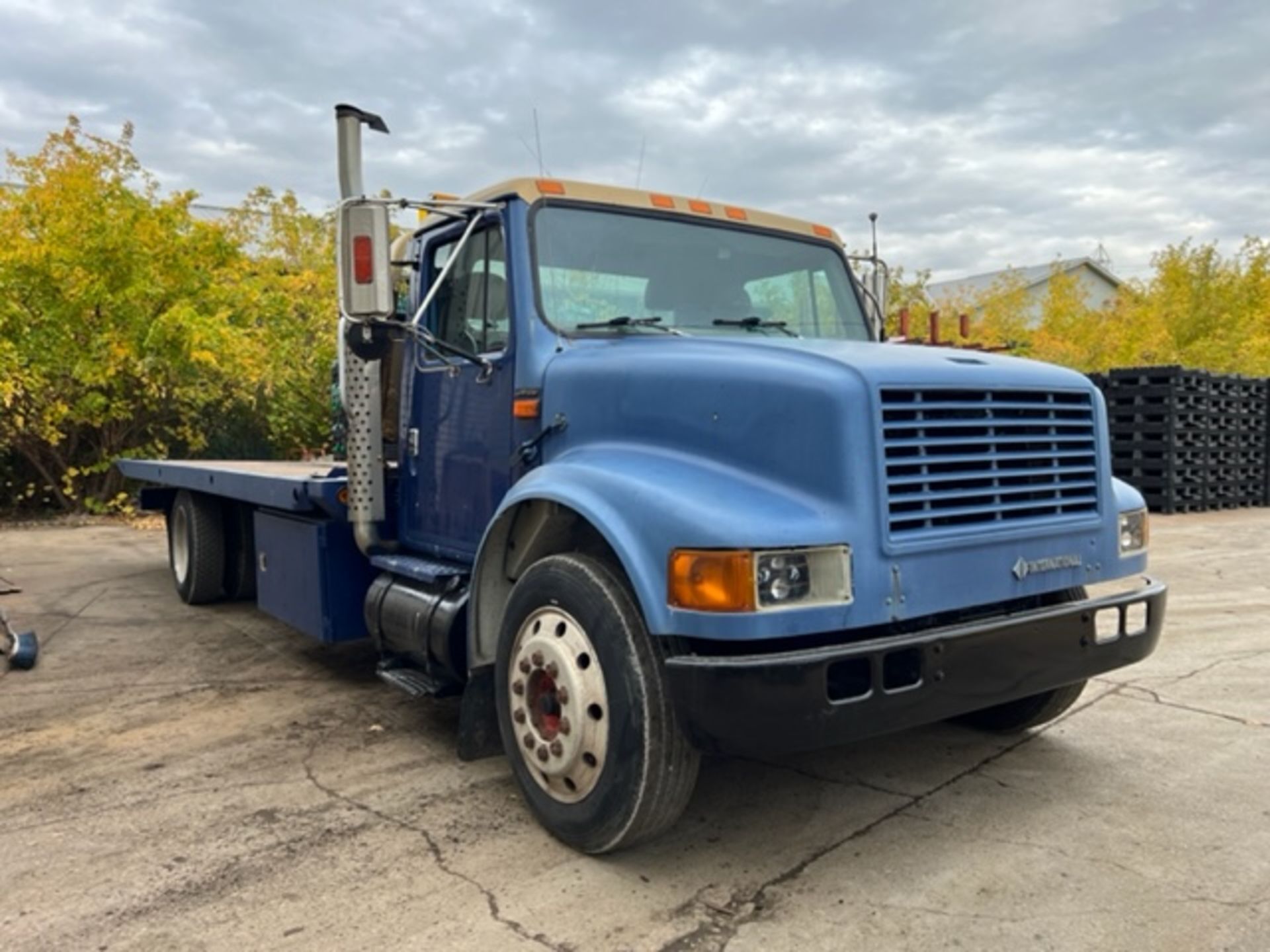 Navistar International Model 40S Flat Bed TILT and LOAD with a winch Transport Truck 2 axle, - Image 2 of 13