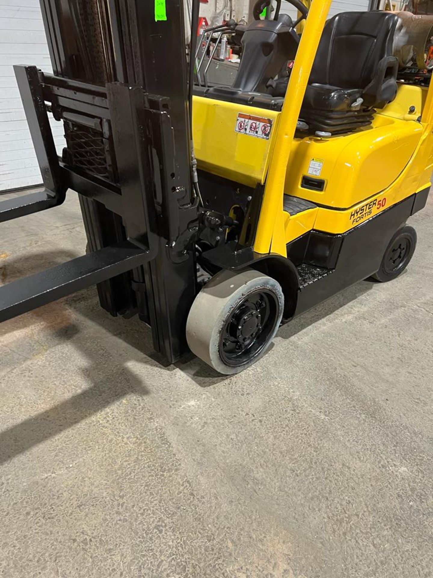 NICE 2015 Hyster model 50 - 5,000lbs Capacity Forklift LPG (Propane) with Sideshift - 3-stage - Image 3 of 4