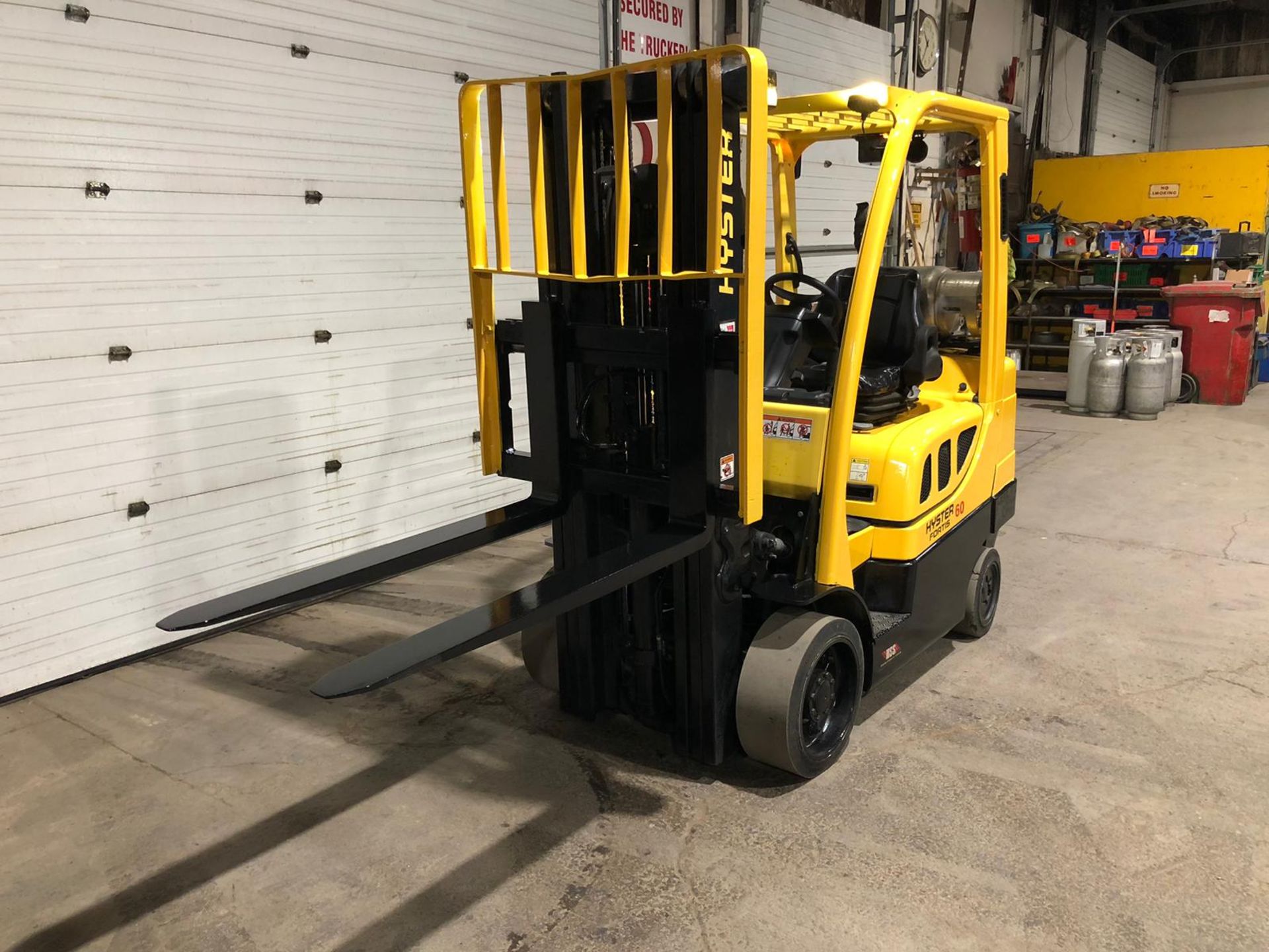 NICE 2018 Hyster model 60 - 6,000lbs Capacity LPG (propane) Forklift with Sideshift - 3-stage mast - - Image 3 of 6