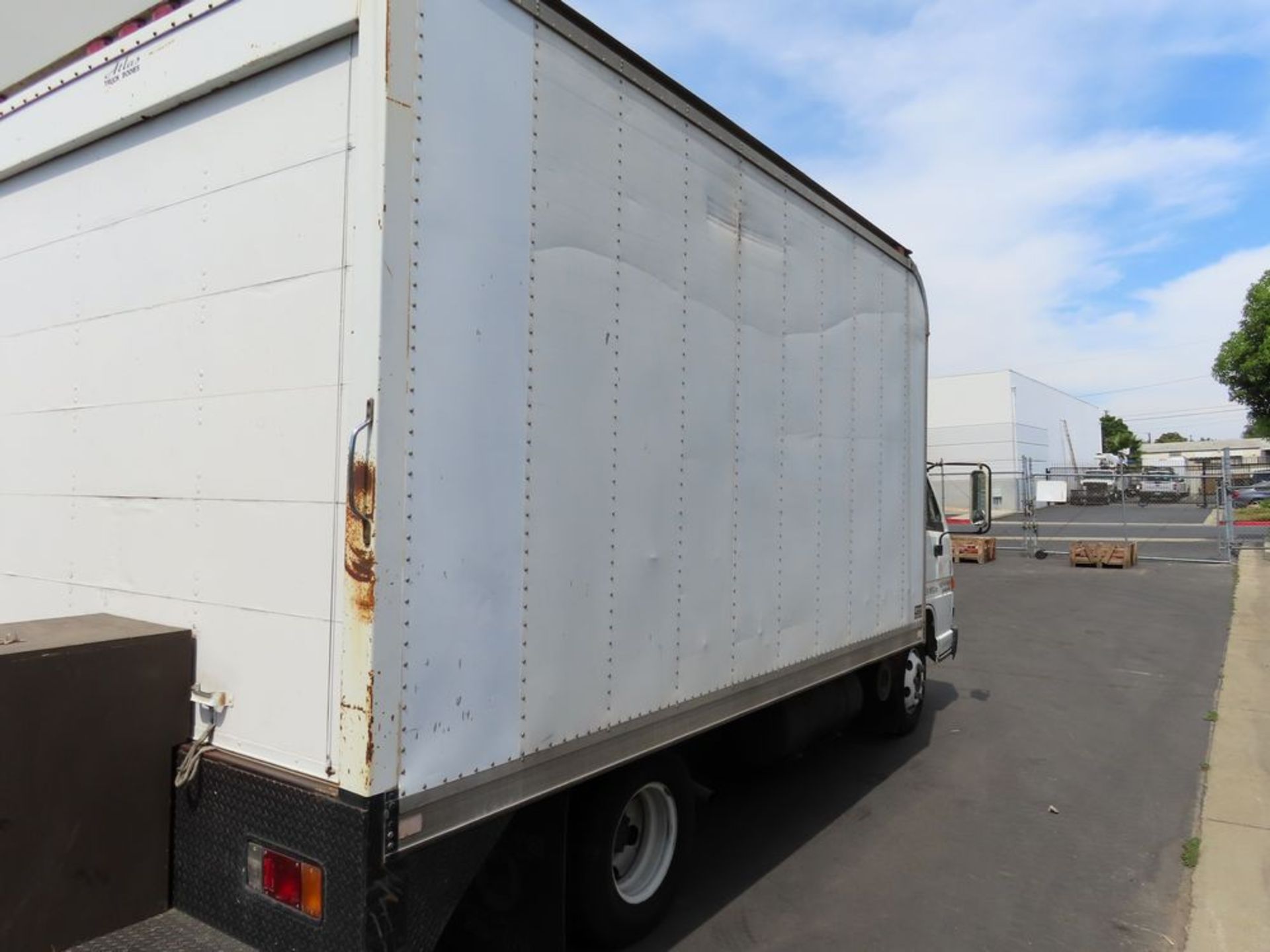 (1990) Isuzu Diesel Electromatic Turbo, 14' Box Truck, Miles: 126,605, August 2022 - Image 5 of 11