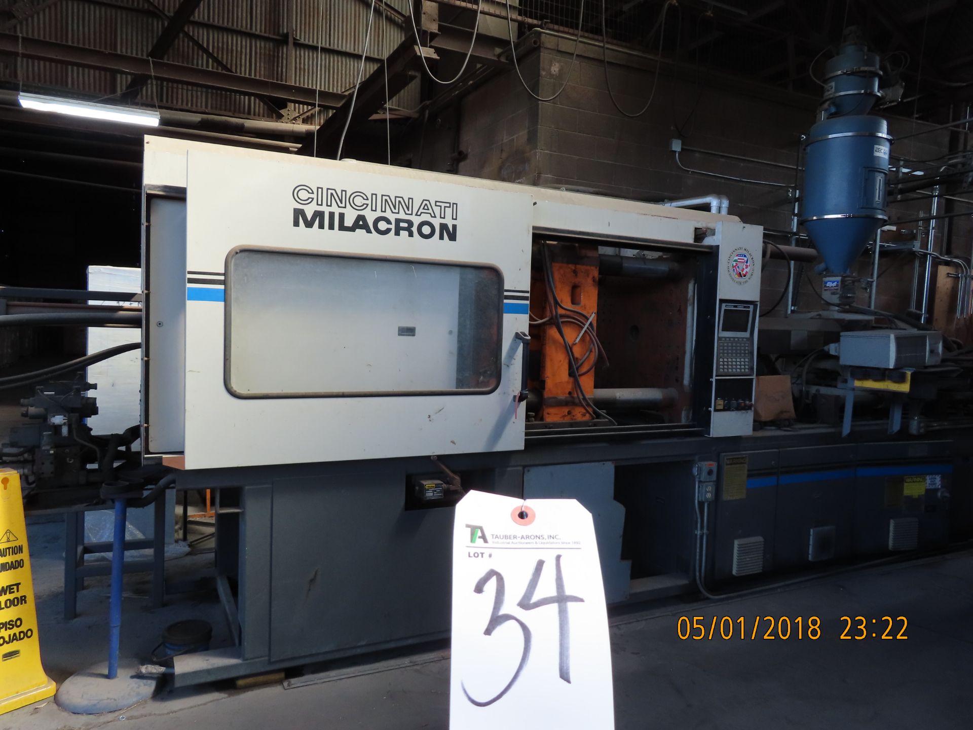 Cincinnati Milacron mod. VT300, 300 Ton Injection Molder; S/n 4038A61/93-45