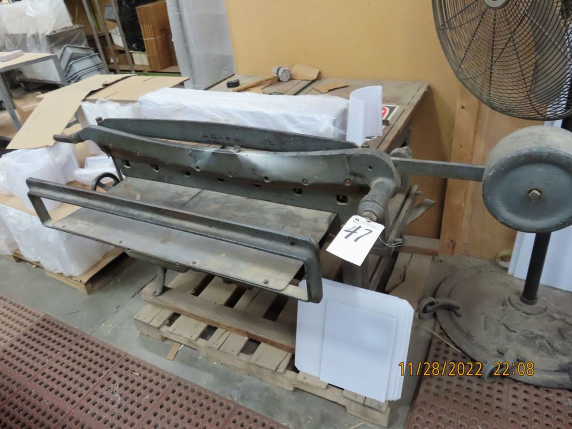 40'' Hand Paper Shear (LOCATION: 11170 Thurston Lane, Jurupa Valley, CA -- CONTACT -- Carlos