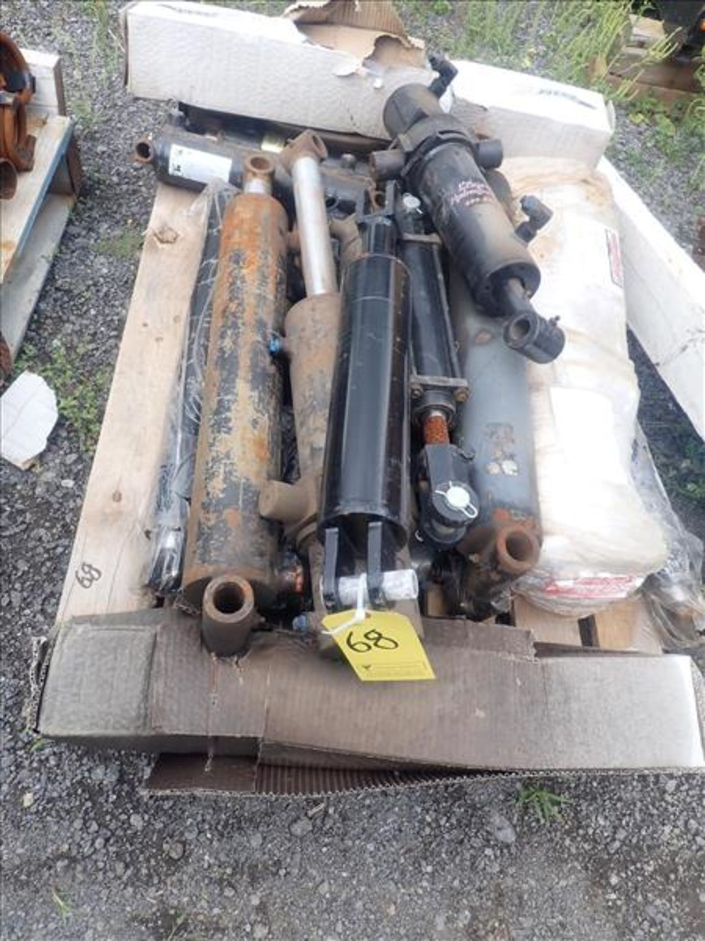 (skid) misc. spare parts: hydraulic cylinders, etc. (Loc Saint-Sulpice)