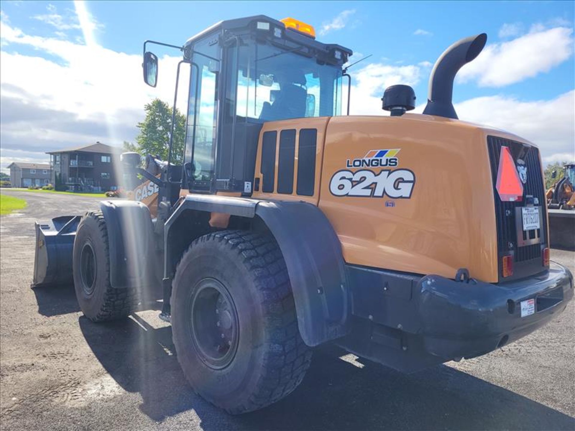 Case 621G Wheel Loader, enclosed cab, auxiliairy hydraulic system, GRYB Q/C, rearview camera, - Image 3 of 20