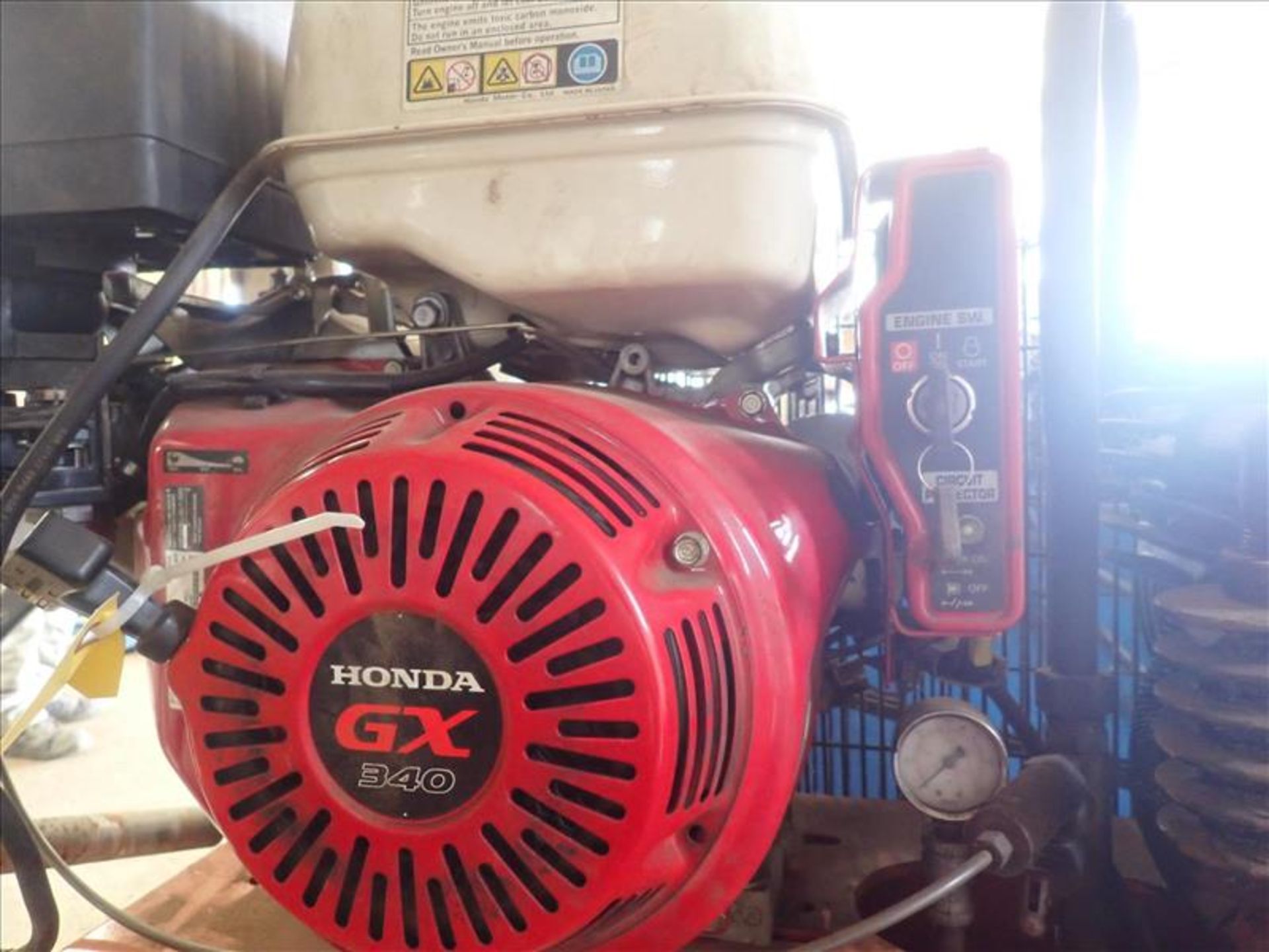 DV air compressor, mod. DEV-55/IS11-4430, 11 hp, tank mounted w/ Honda GX340 gas eng. (Loc Saint- - Image 7 of 7