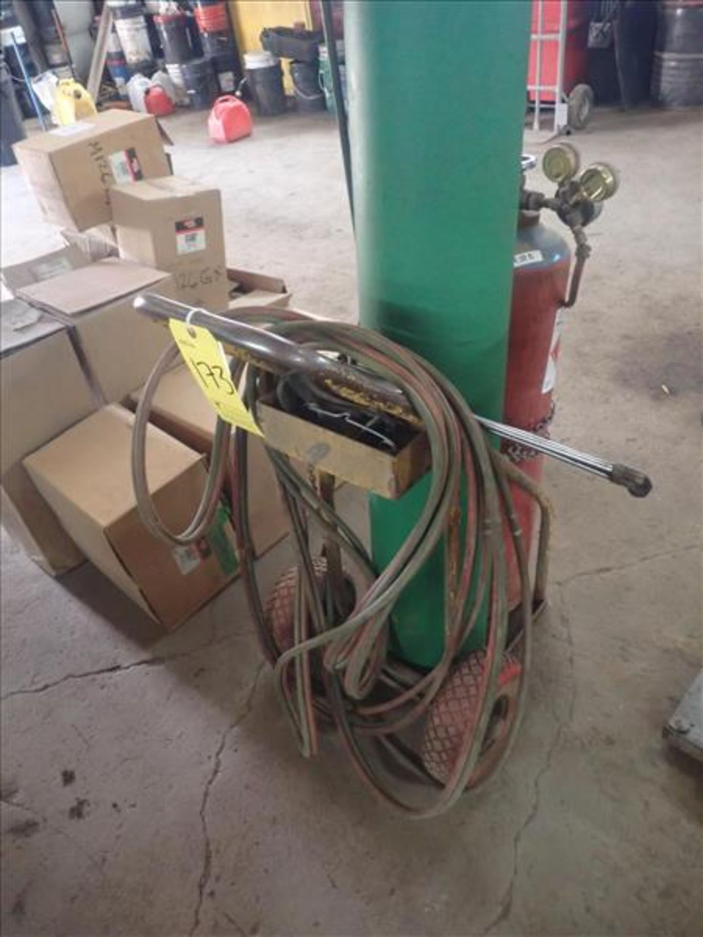 cylinder cart w/ oxy-acetylene torch, hose, gauge set (Loc Repentigny)